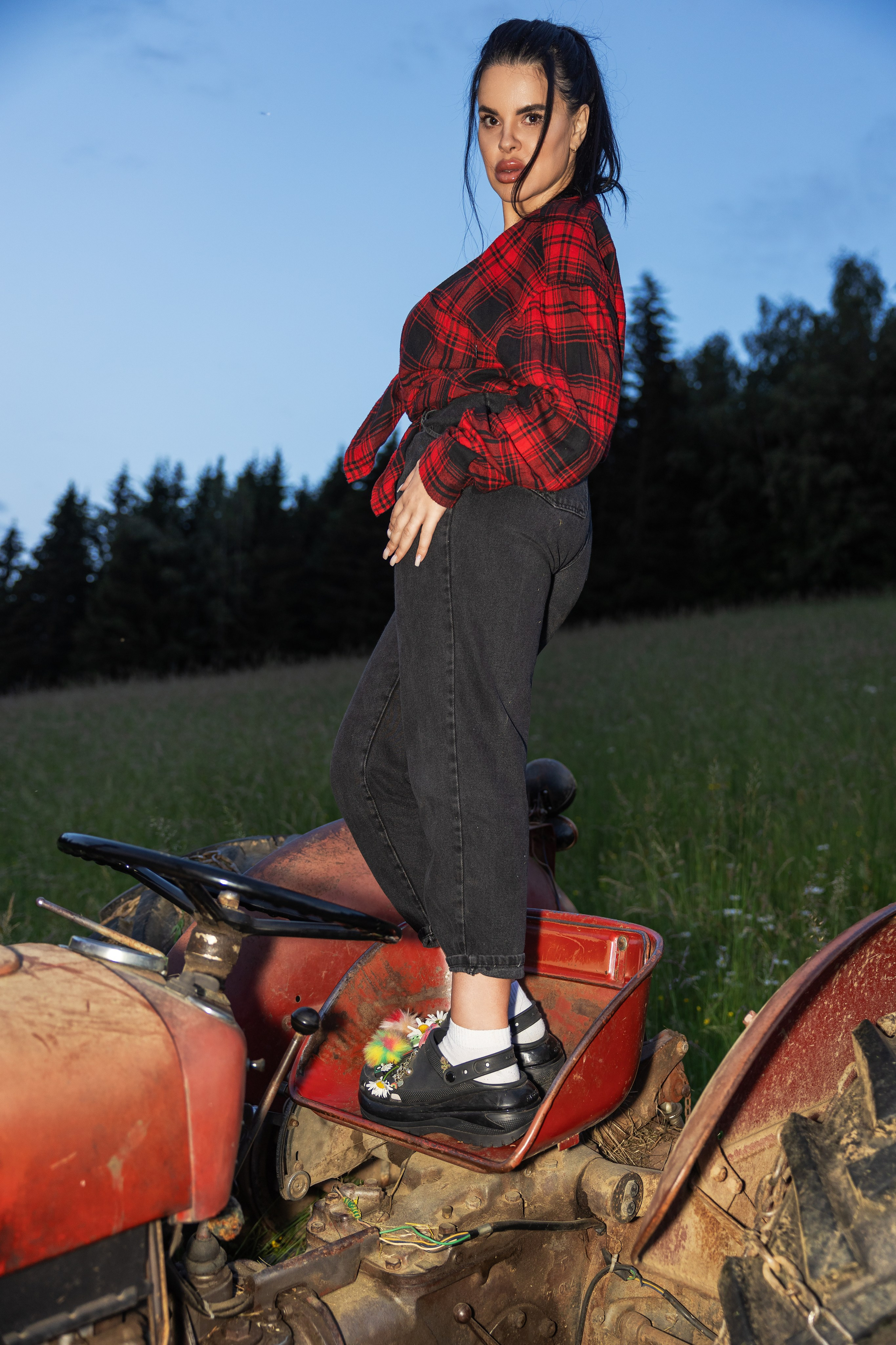 Podeželski grunge: rdeči traktor / Деревенский гранж: красный трактор. Fotograf Zoja | Fotografiranje krsta, poroke in družine v Sloveniji