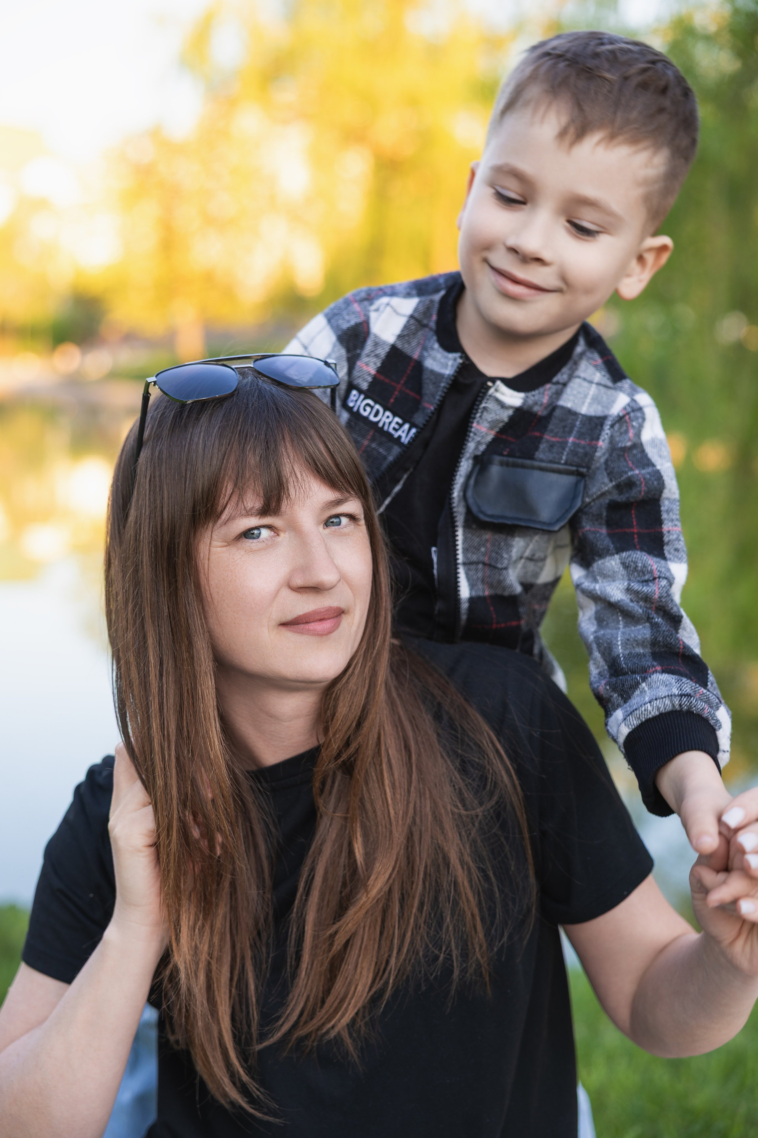 Mestni potep: Mama in sin /Городская прогулка: Мама и сын. Fotograf Zoja | Fotografiranje krsta, poroke in družine v Sloveniji