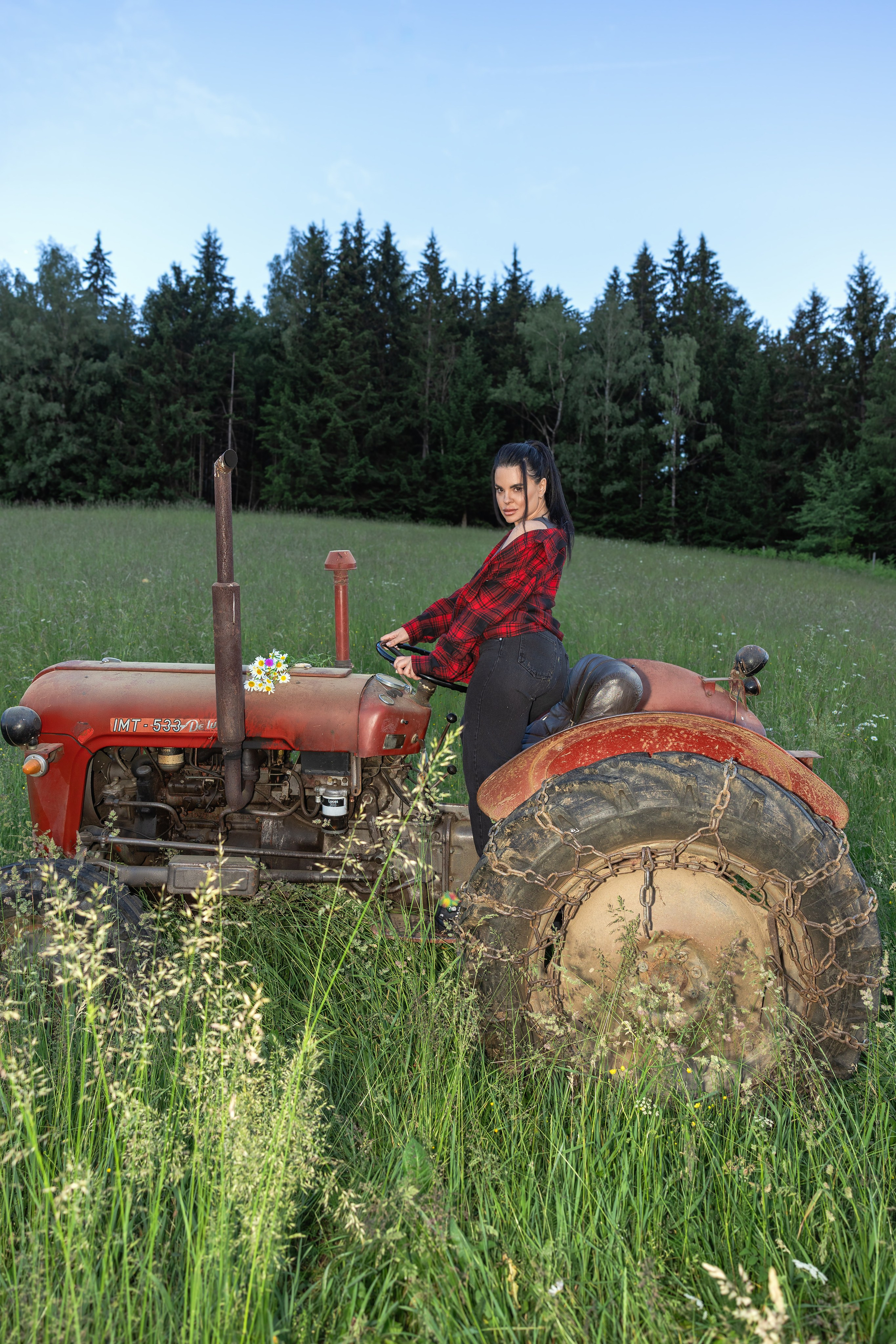 Podeželski grunge: rdeči traktor / Деревенский гранж: красный трактор. Fotograf Zoja | Fotografiranje krsta, poroke in družine v Sloveniji