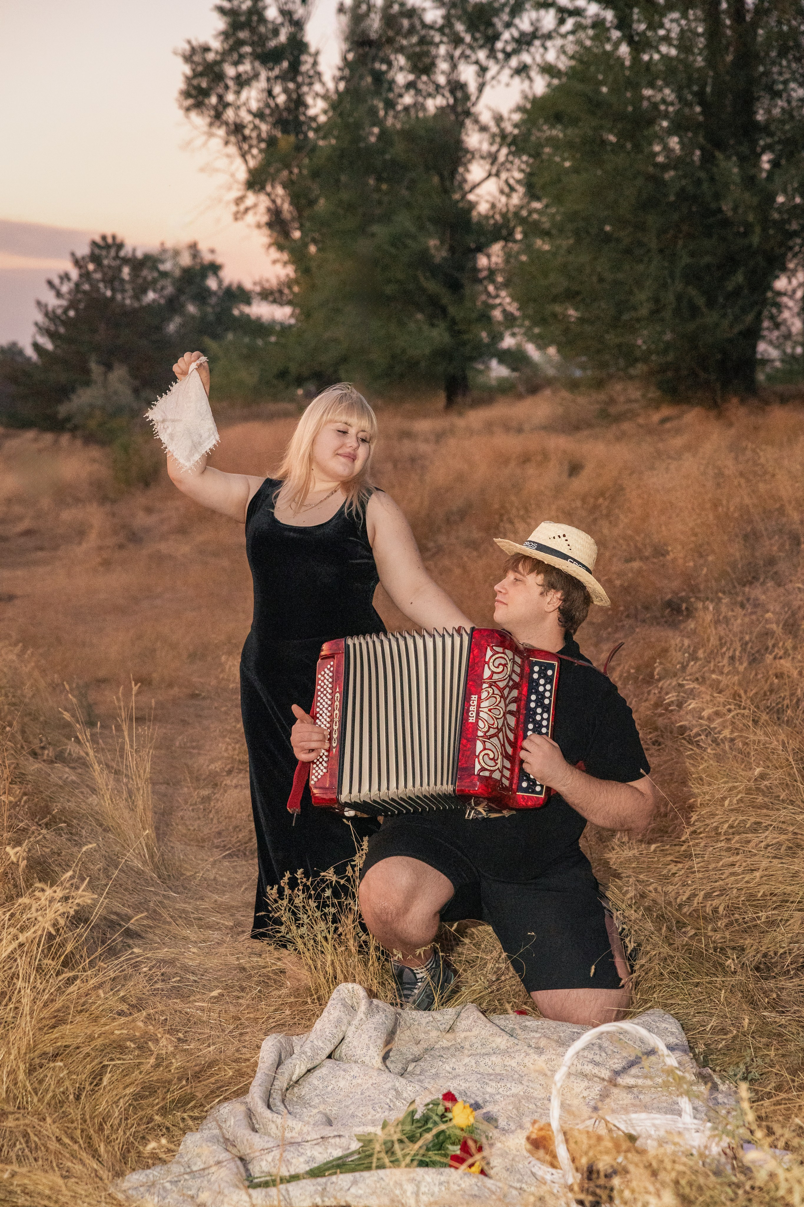 Piknik z harmoniko / Пикник с аккордеоном. Fotograf Zoja | Fotografiranje krsta, poroke in družine v Sloveniji