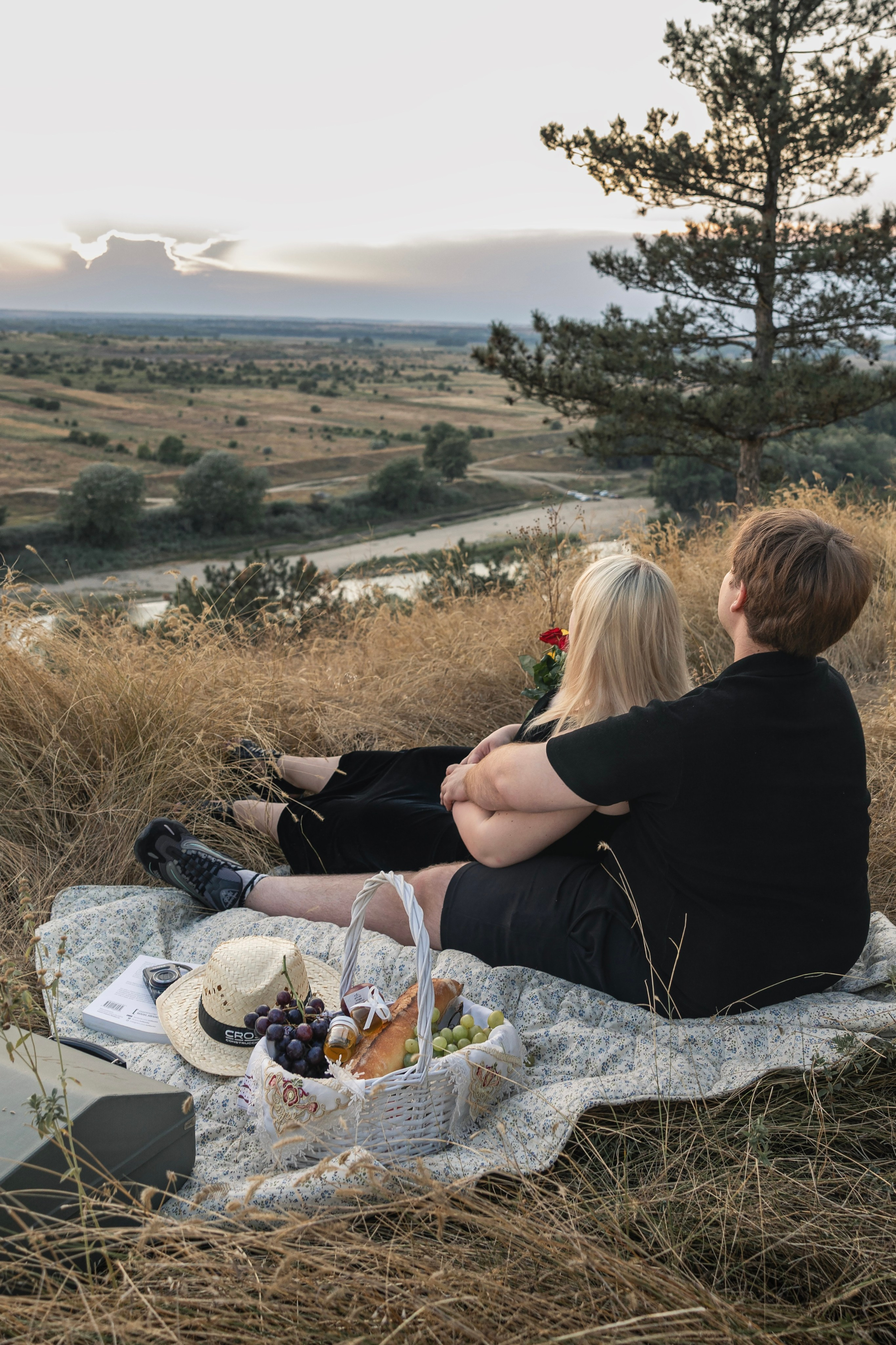 Piknik z harmoniko / Пикник с аккордеоном. Fotograf Zoja | Fotografiranje krsta, poroke in družine v Sloveniji