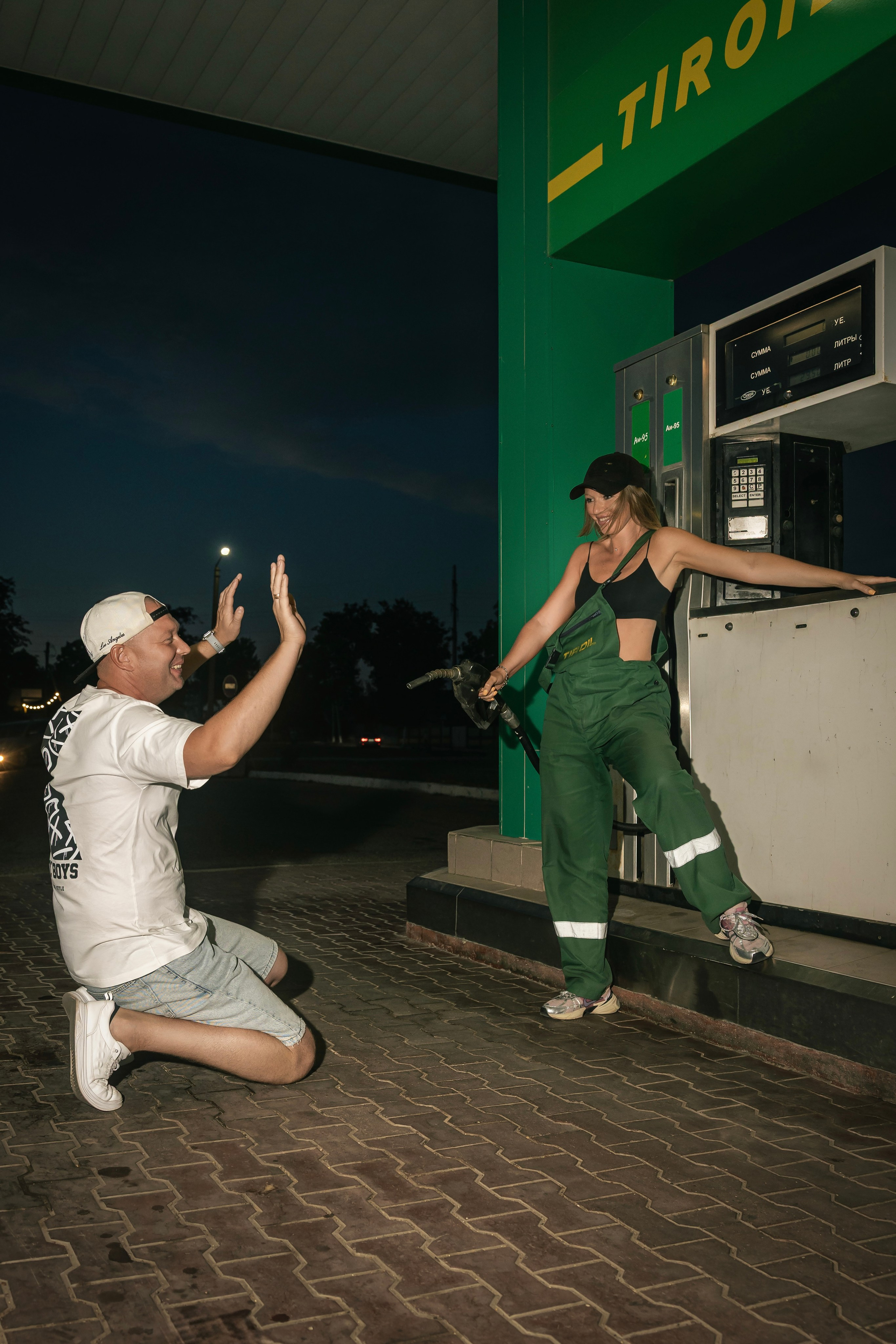 Vibe 02: Bencinska / Вайб 02: Заправка. Fotograf Zoja | Fotografiranje krsta, poroke in družine v Sloveniji