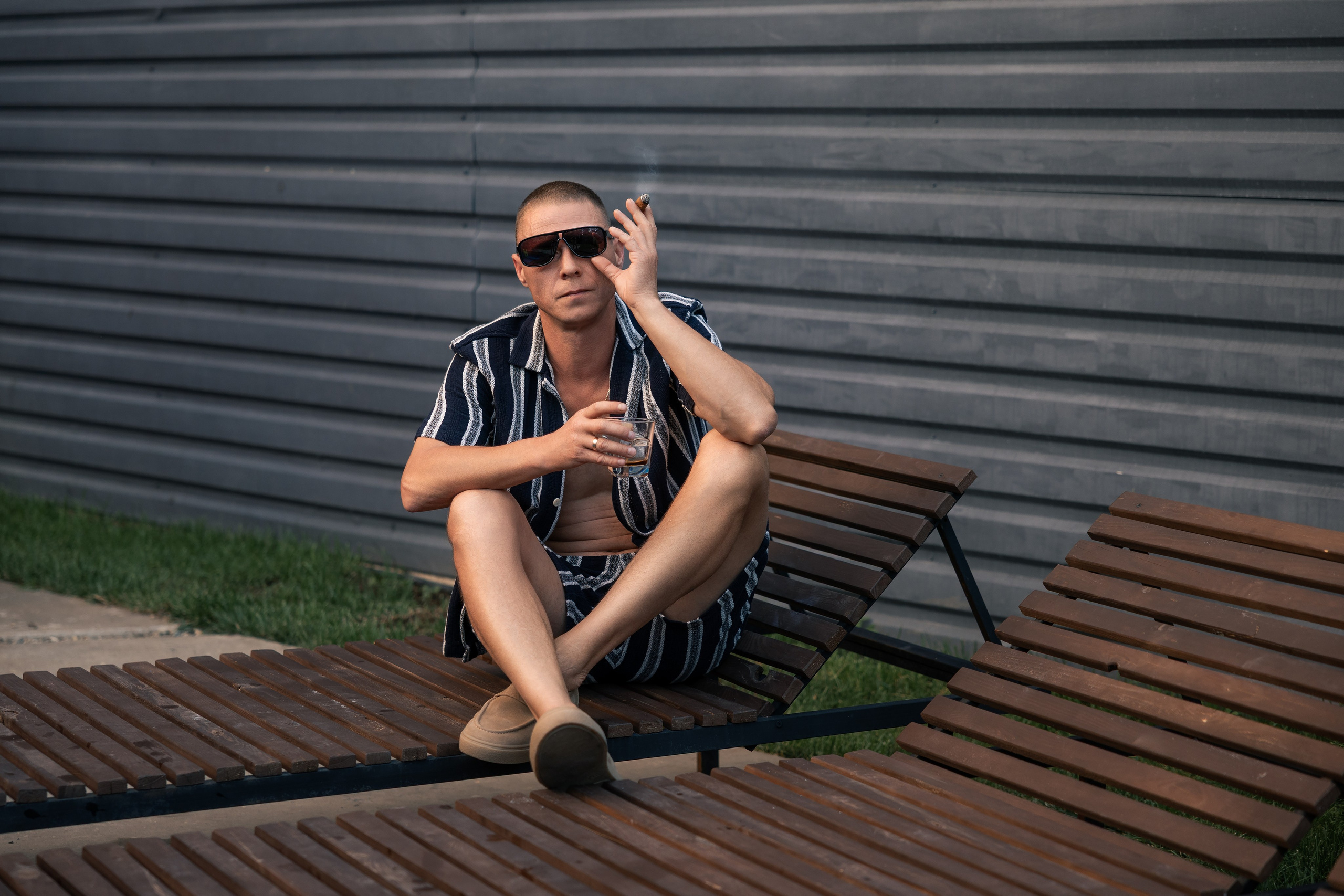 Moški portret s stilom in filmskim pridihom. 🎬Мужской портрет со стилем и кинематографичным оттенком. Fotograf Zoja | Fotografiranje krsta, poroke in družine v Sloveniji