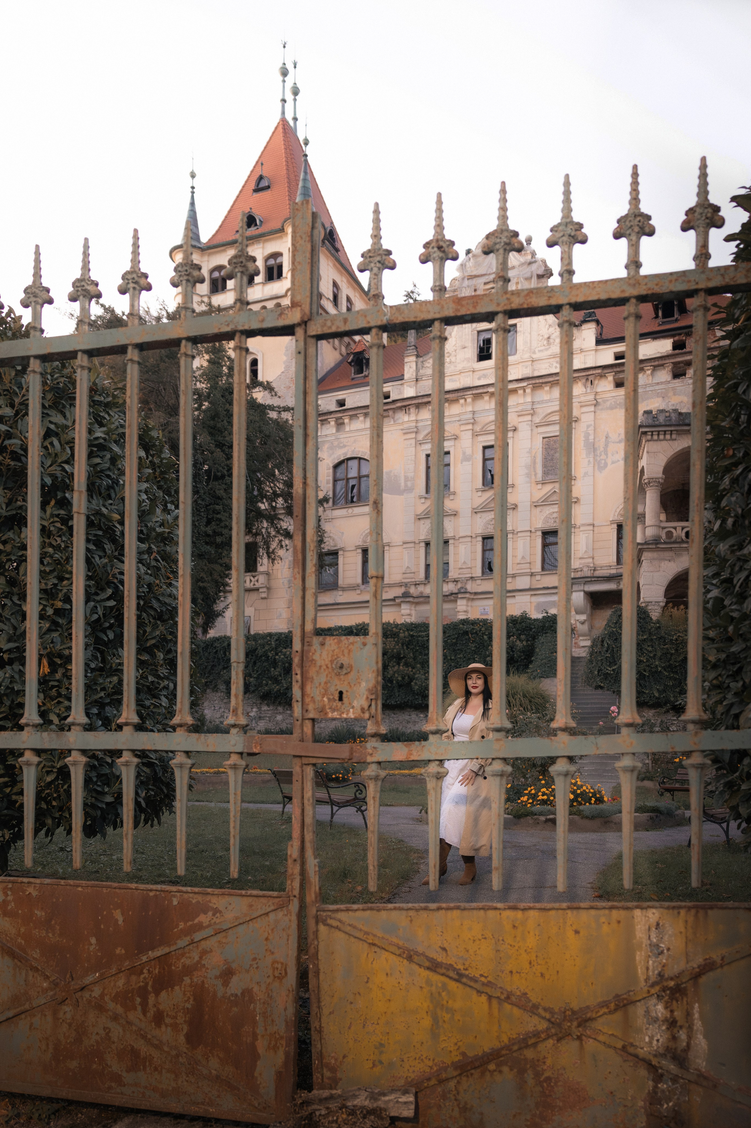 Ujeta sličica iz filma. Jesenska nostalgija na dvorcu Viltuš. Fotograf Zoja | Fotografiranje krsta, poroke in družine v Sloveniji