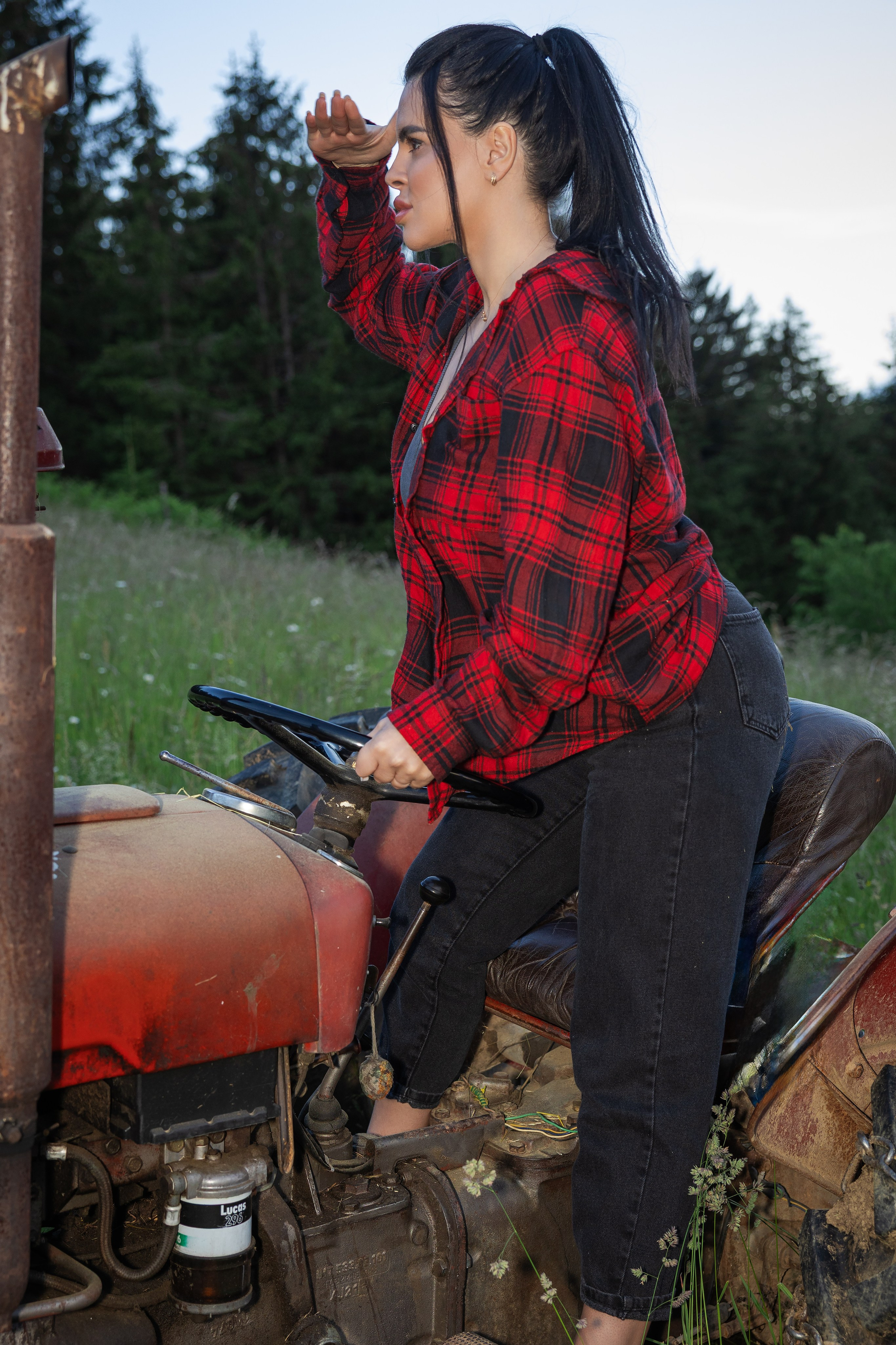 Podeželski grunge: rdeči traktor / Деревенский гранж: красный трактор. Fotograf Zoja | Fotografiranje krsta, poroke in družine v Sloveniji