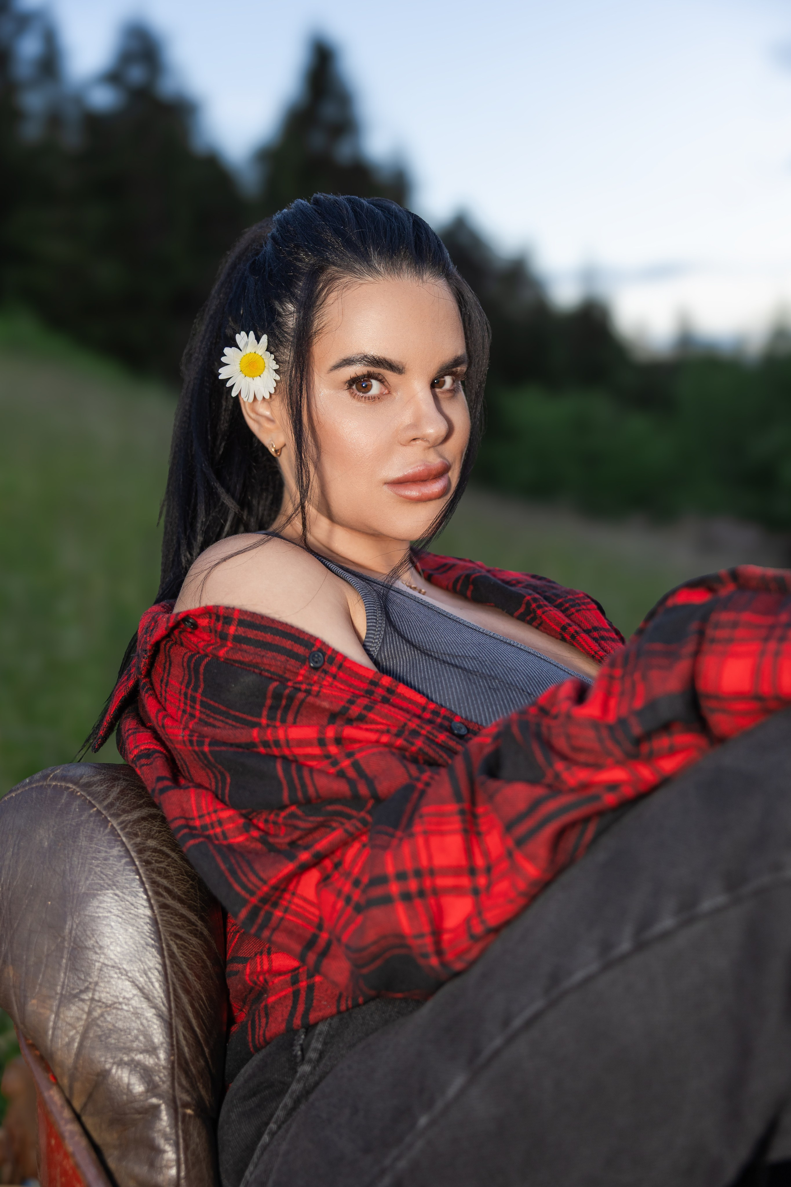Podeželski grunge: rdeči traktor / Деревенский гранж: красный трактор. Fotograf Zoja | Fotografiranje krsta, poroke in družine v Sloveniji