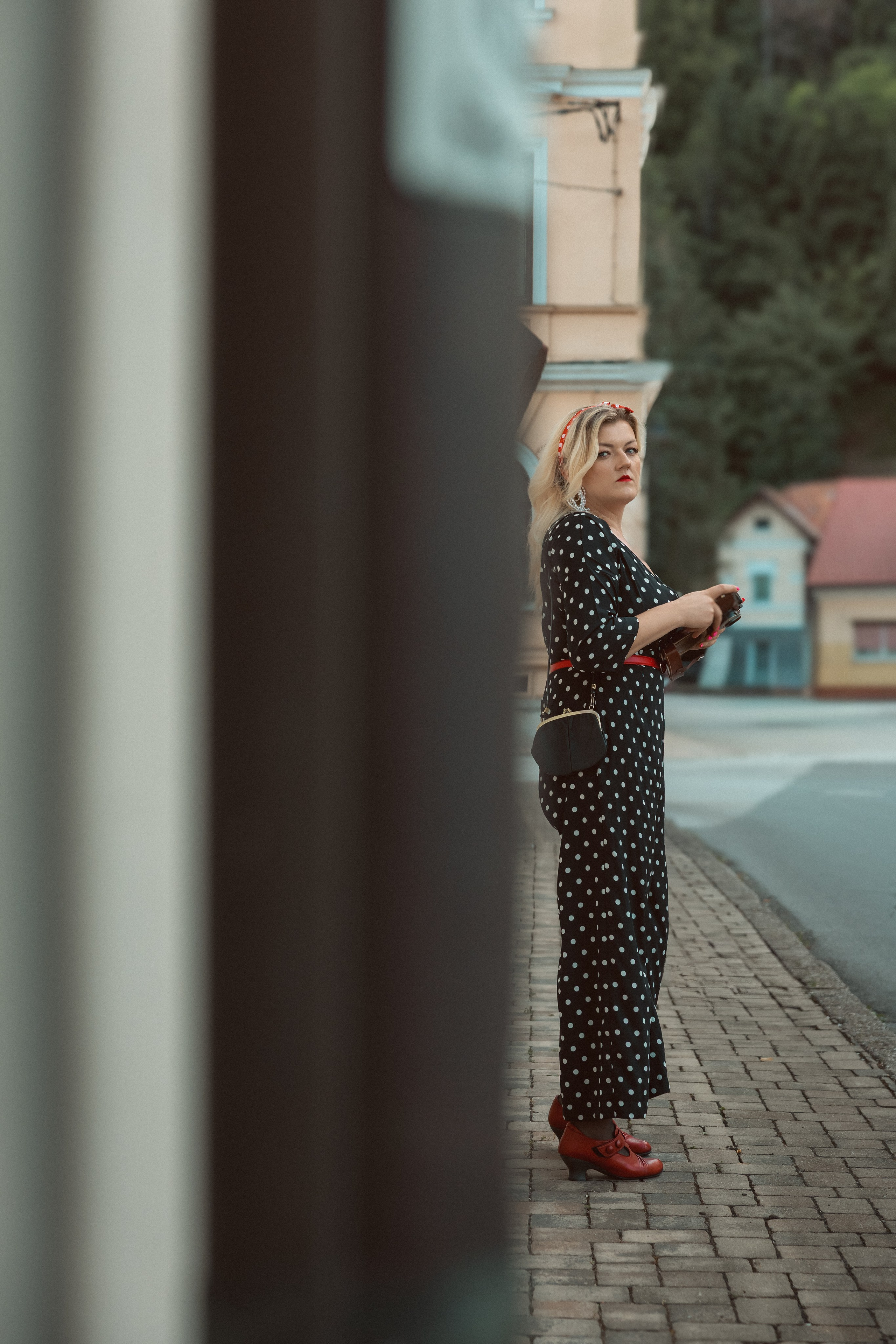 Profesionalno umetniško fotografiranje žensk v retro stilu na železniški postaji44
