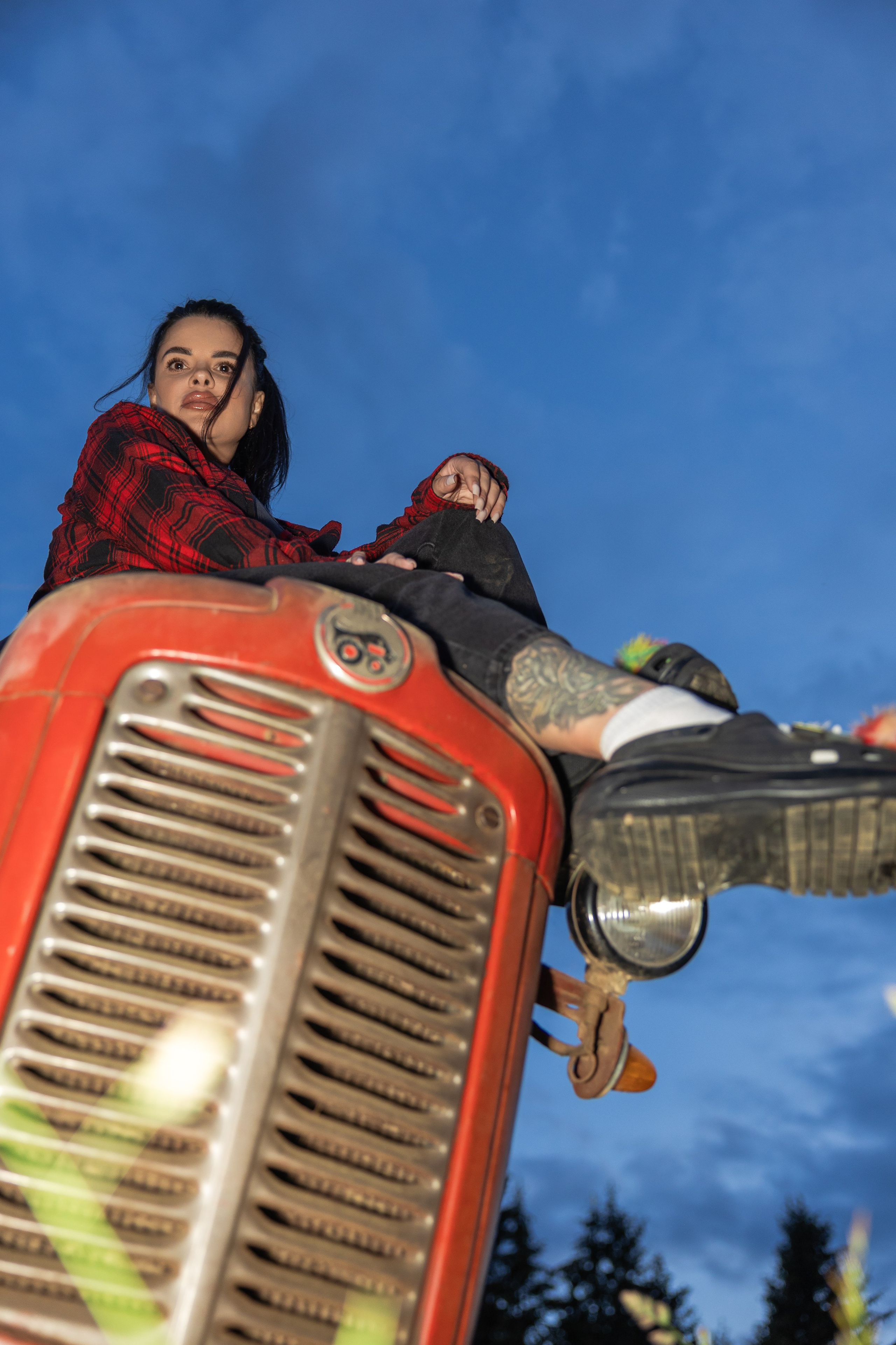 Podeželski grunge: rdeči traktor / Деревенский гранж: красный трактор. Fotograf Zoja | Fotografiranje krsta, poroke in družine v Sloveniji