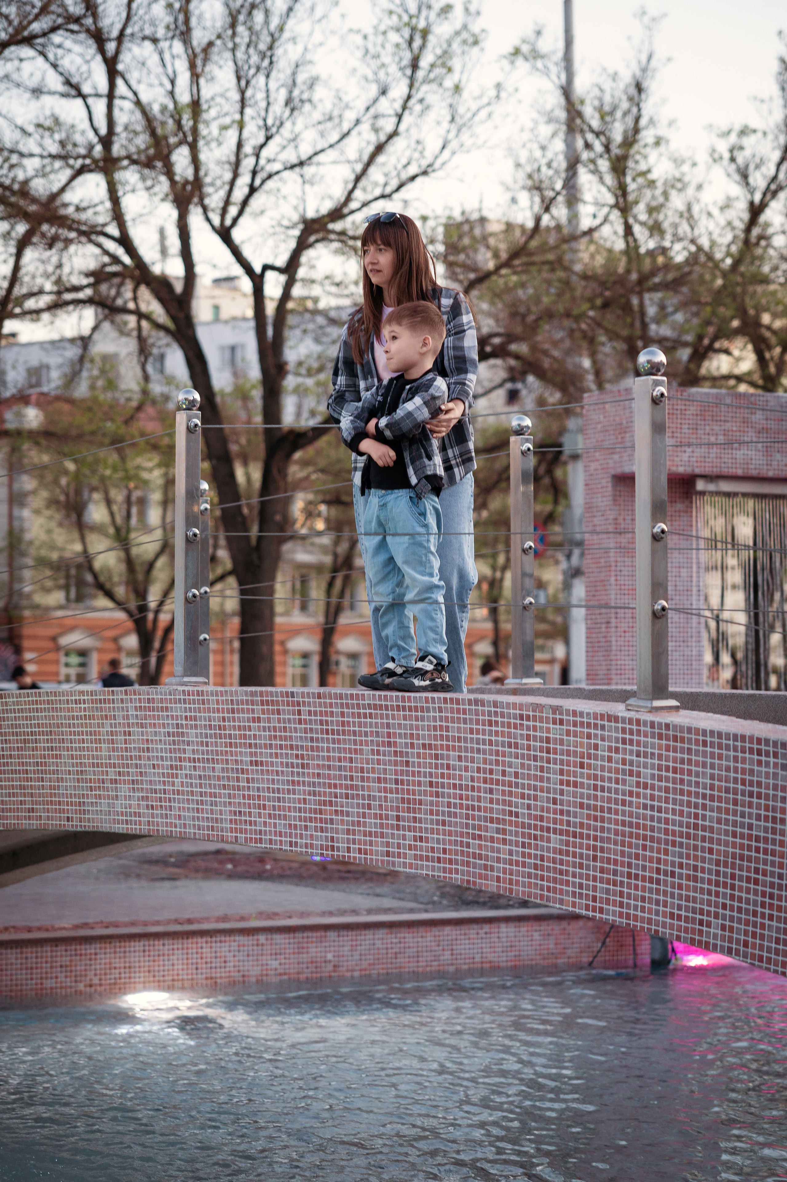 Mestni potep: Mama in sin /Городская прогулка: Мама и сын. Fotograf Zoja | Fotografiranje krsta, poroke in družine v Sloveniji