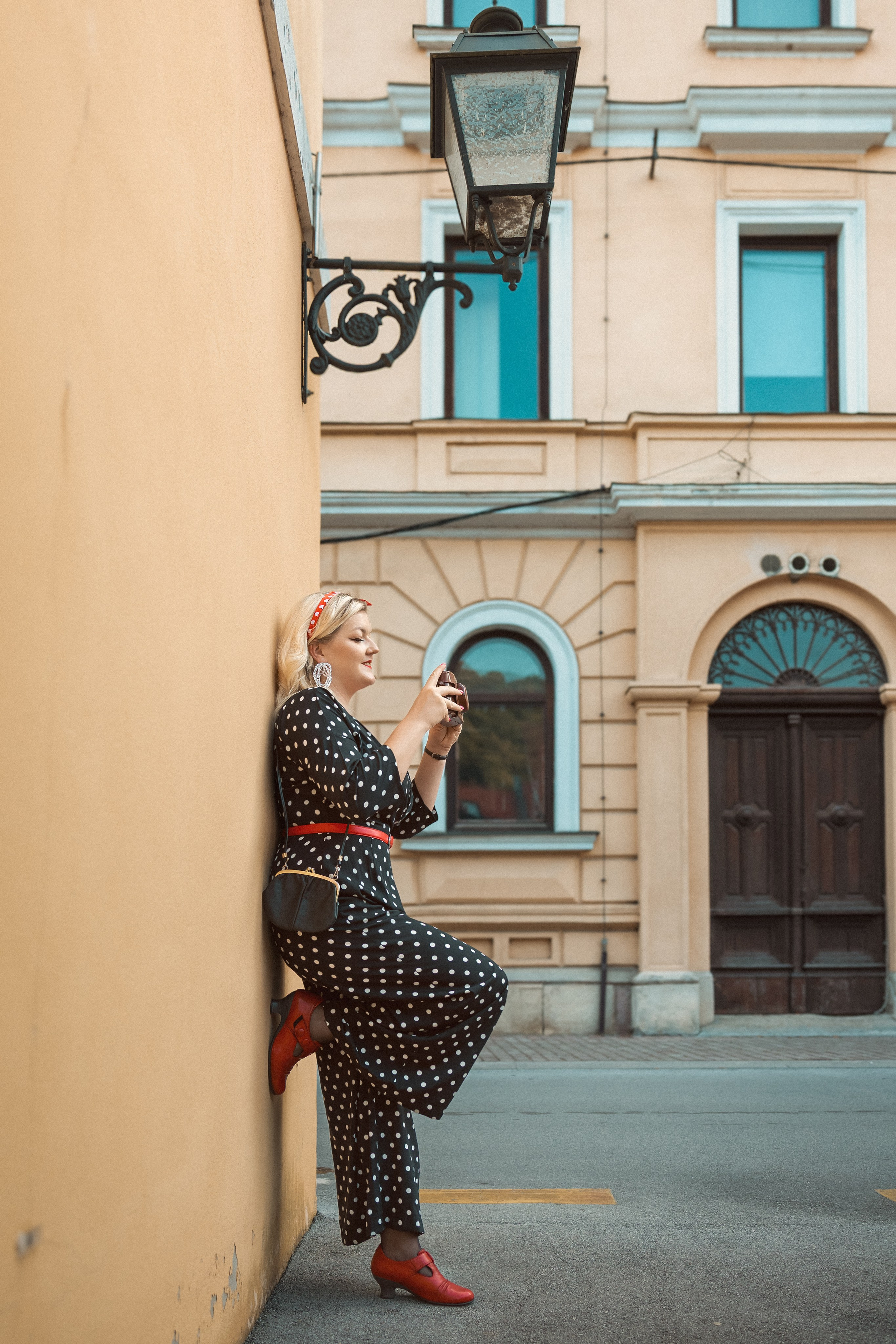 Profesionalno umetniško fotografiranje žensk v retro stilu na železniški postaji23