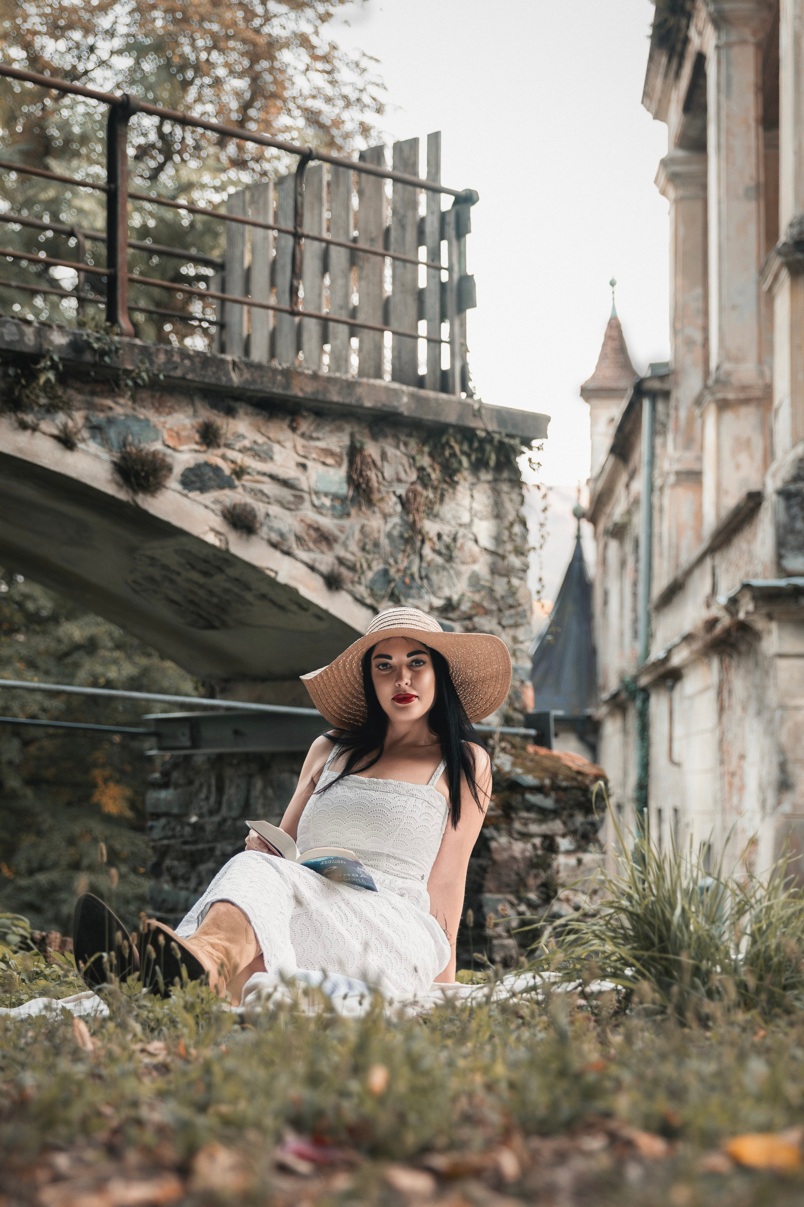 Ujeta sličica iz filma. Jesenska nostalgija na dvorcu Viltuš. Fotograf Zoja | Fotografiranje krsta, poroke in družine v Sloveniji