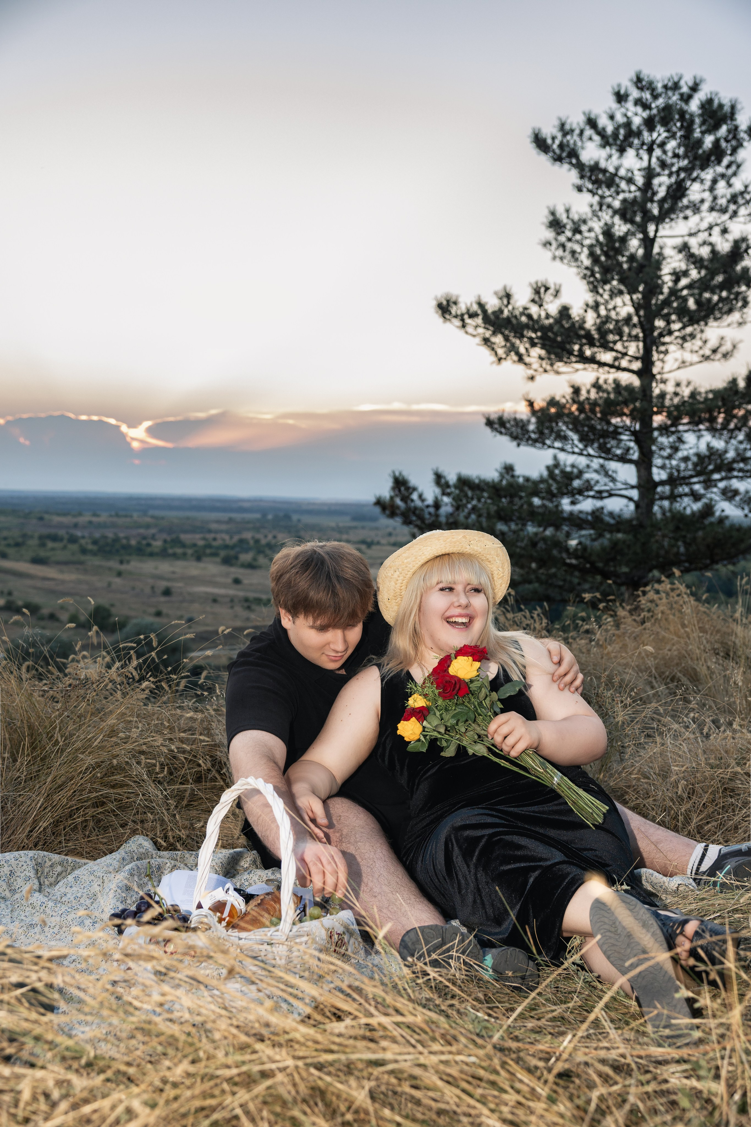 Piknik z harmoniko / Пикник с аккордеоном. Fotograf Zoja | Fotografiranje krsta, poroke in družine v Sloveniji