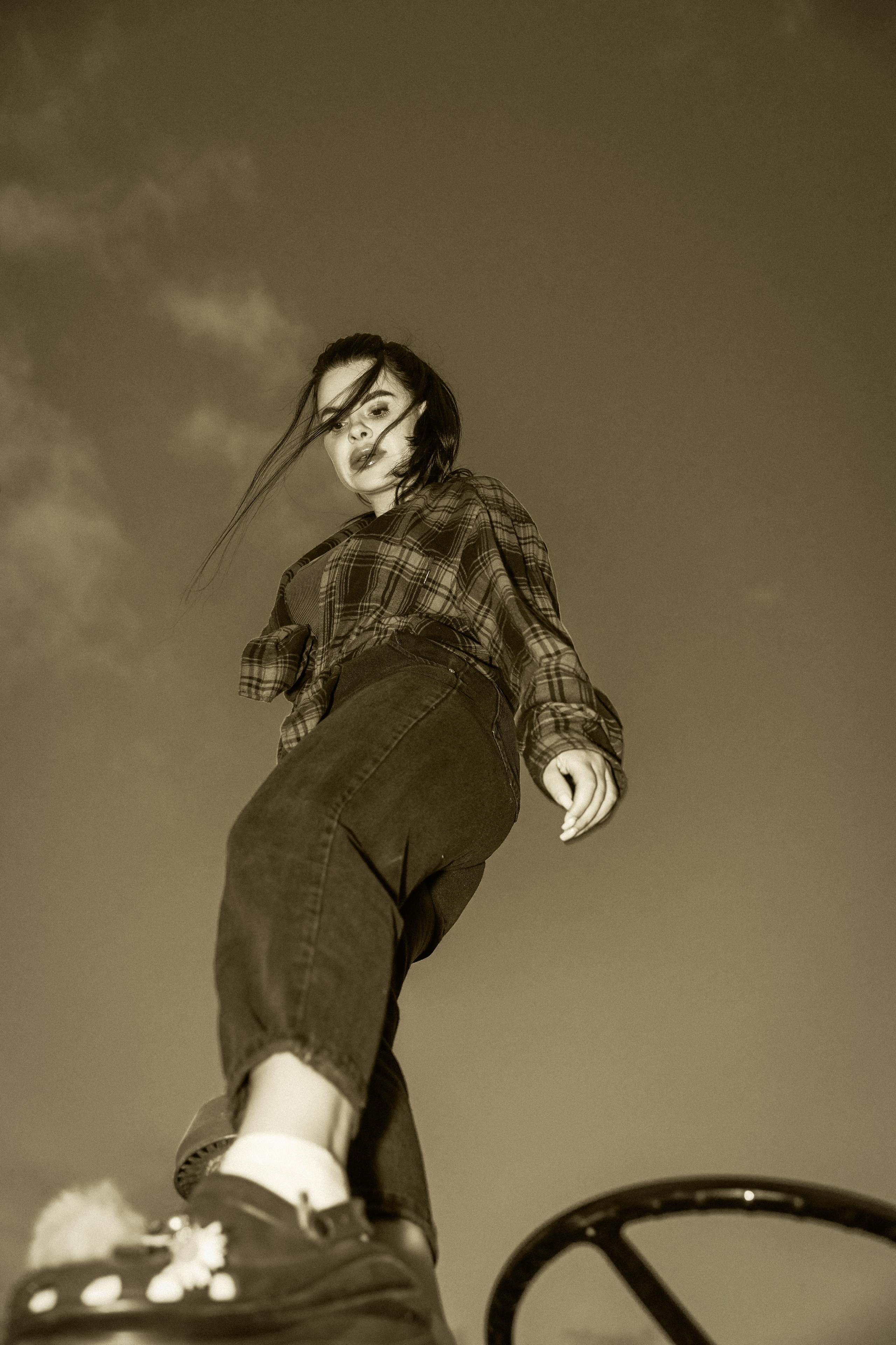 Podeželski grunge: rdeči traktor / Деревенский гранж: красный трактор. Fotograf Zoja | Fotografiranje krsta, poroke in družine v Sloveniji