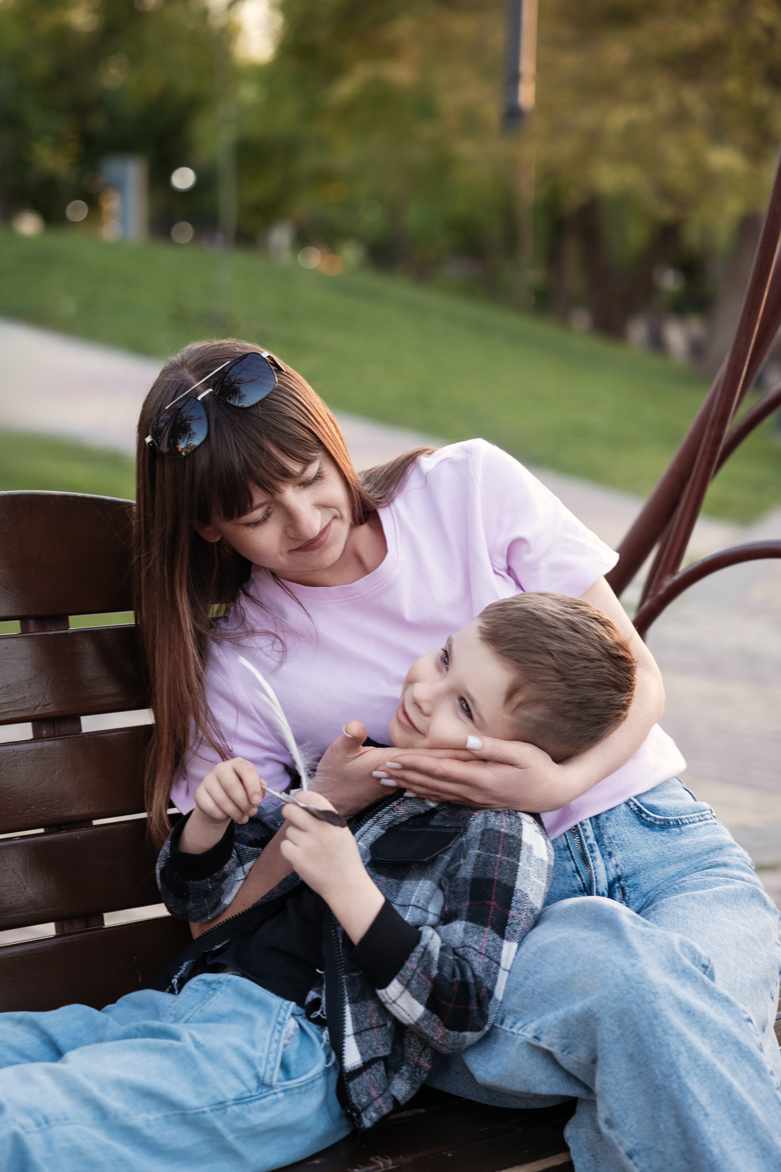 Mestni potep: Mama in sin /Городская прогулка: Мама и сын. Fotograf Zoja | Fotografiranje krsta, poroke in družine v Sloveniji
