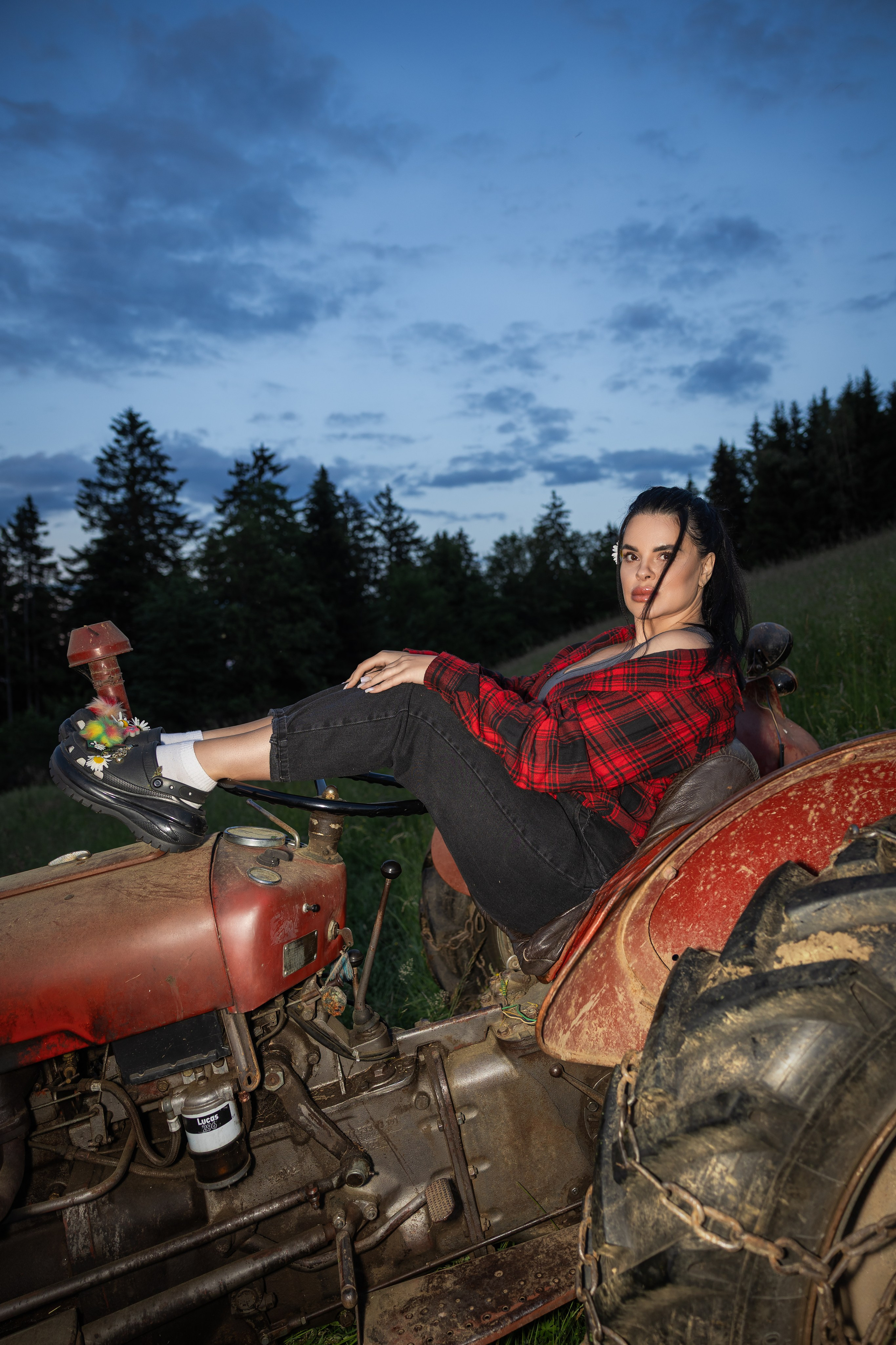 Podeželski grunge: rdeči traktor / Деревенский гранж: красный трактор. Fotograf Zoja | Fotografiranje krsta, poroke in družine v Sloveniji