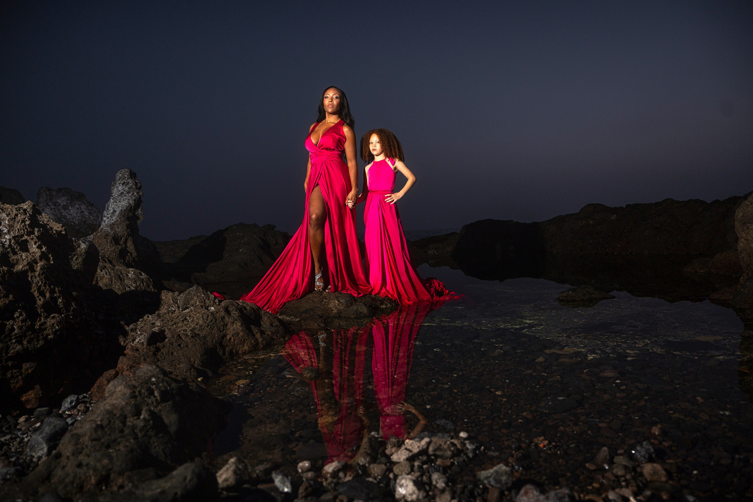 Sesión de mamá e hija en fucsia: ejemplos con vestidos de cola. Tania Bonnet | Fotógrafa profesional en Tenerife – Sesiones con vestidos voladores