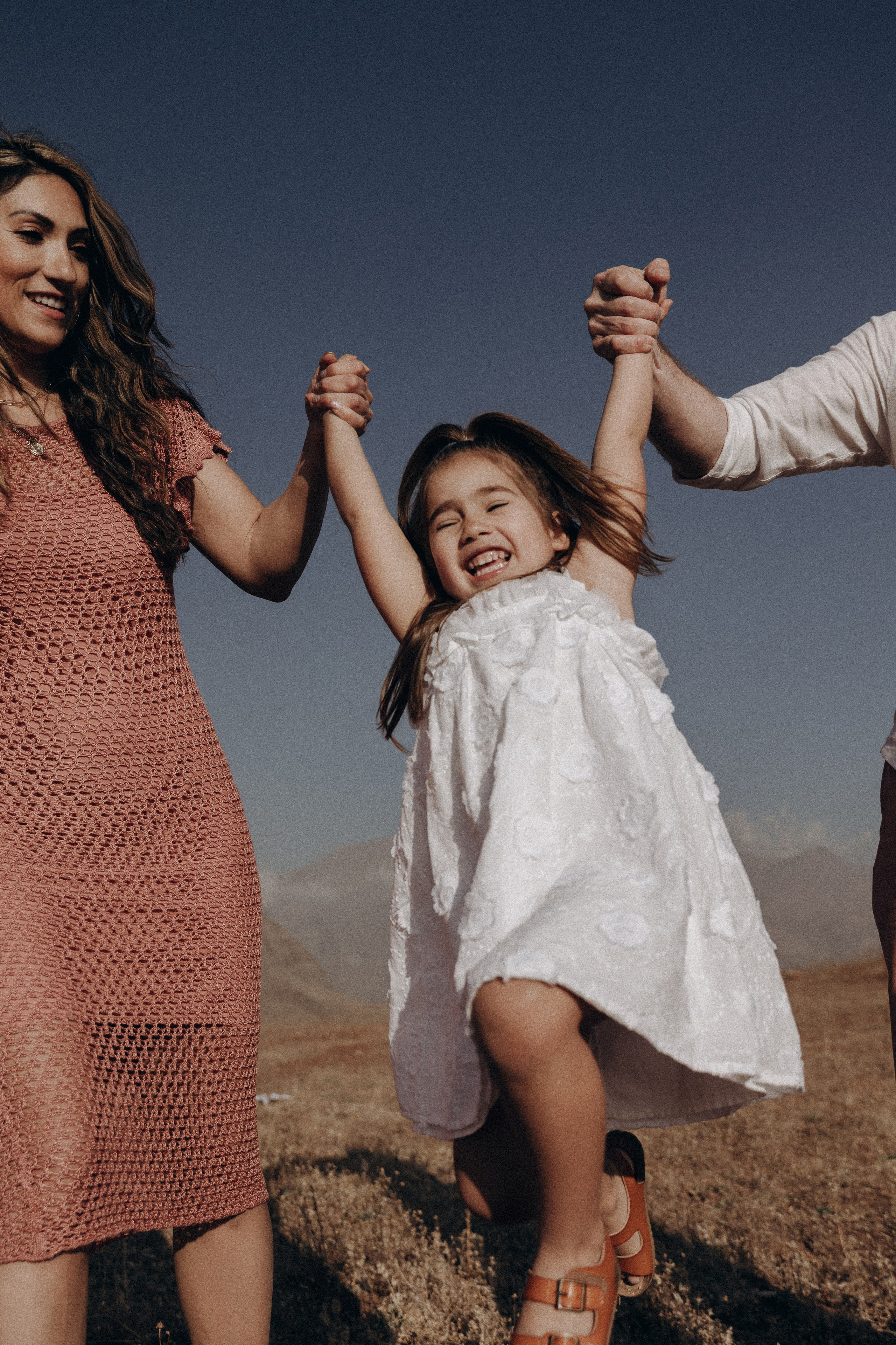 Family Photoshoot in the Mountains — Nature & Tenderness. Photographer in Santiago, Chile Anna Almazova