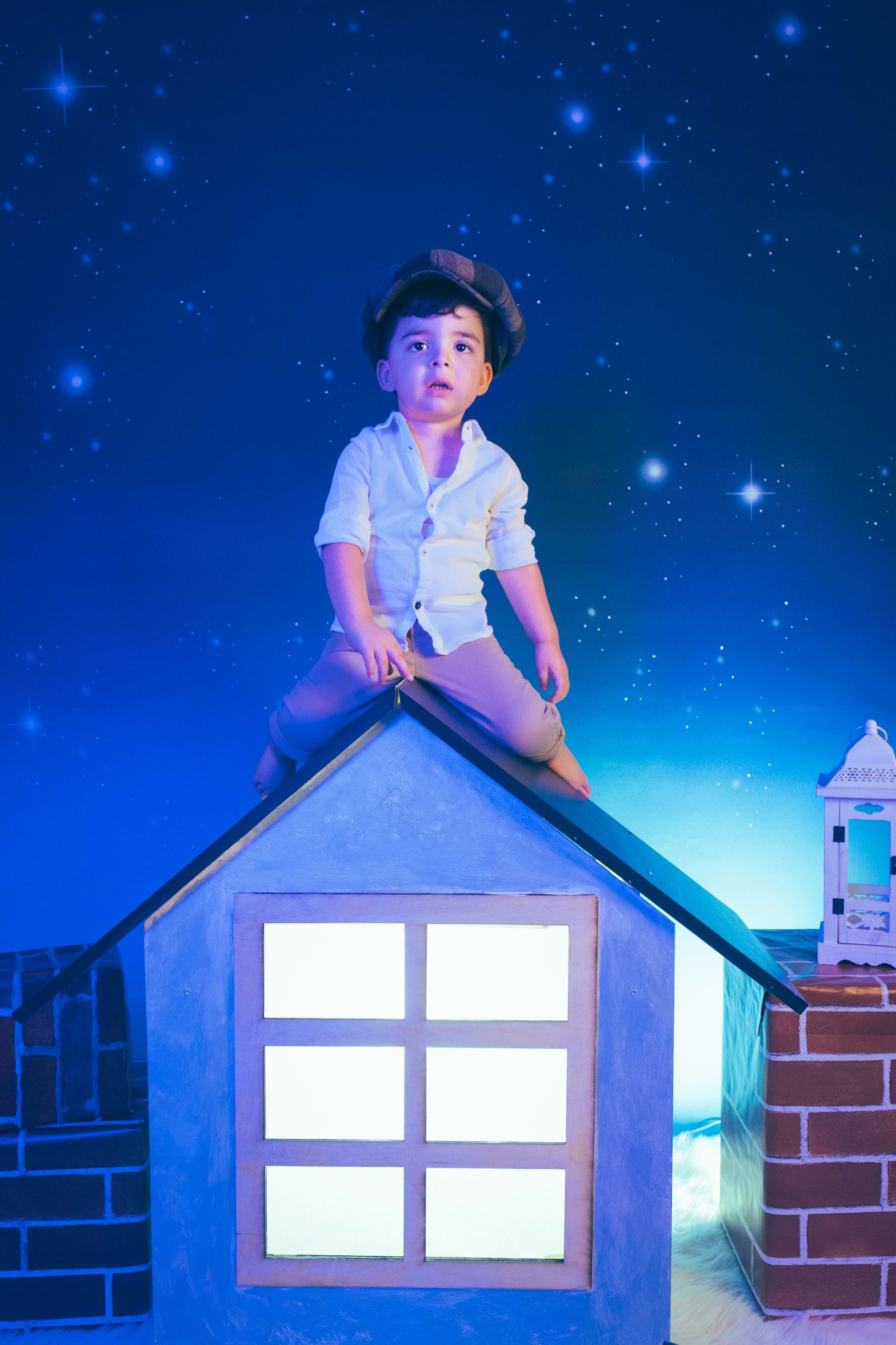 Escenario navideño inspirado en Los Miserables en Migui Peques, Gran Canaria