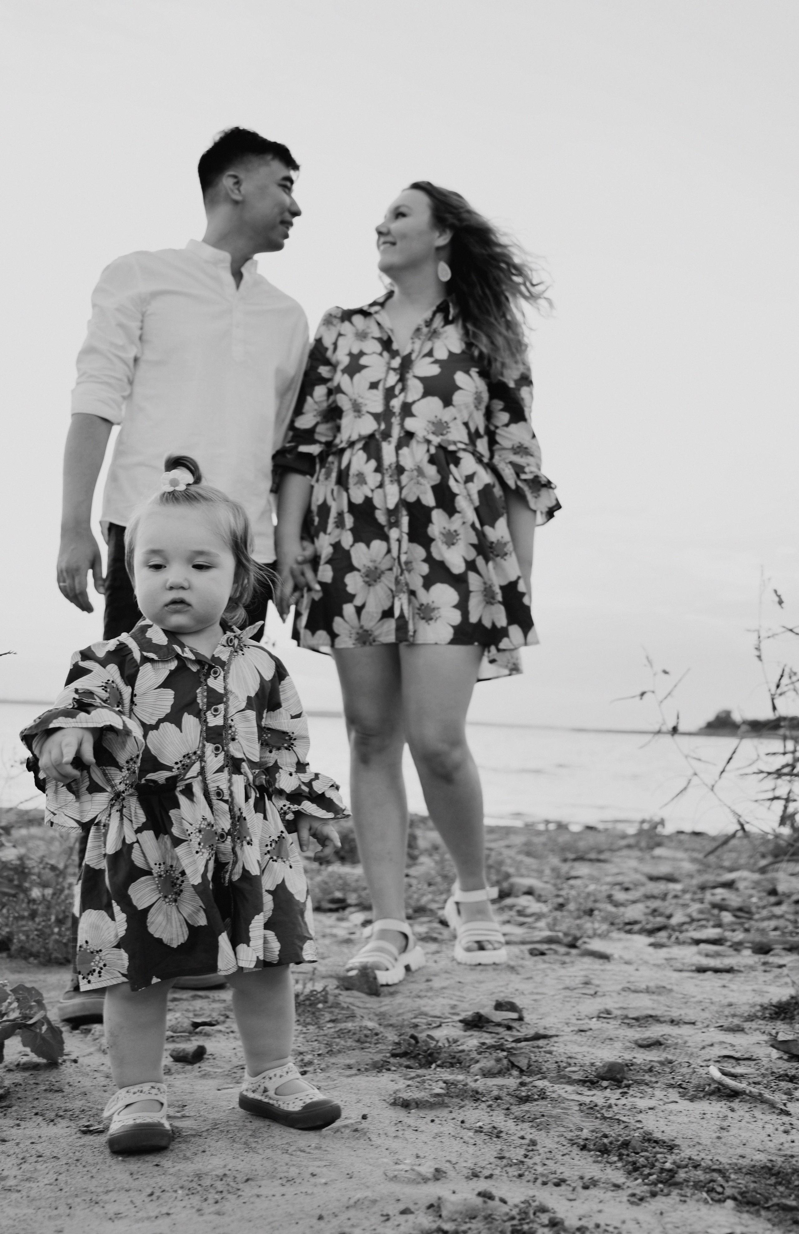 Baby Family Photoshoot – Outdoor Family Photography with Infant or Toddler. Lana Petrychenko — Portrait & Family Photographer. Valencia, Spain