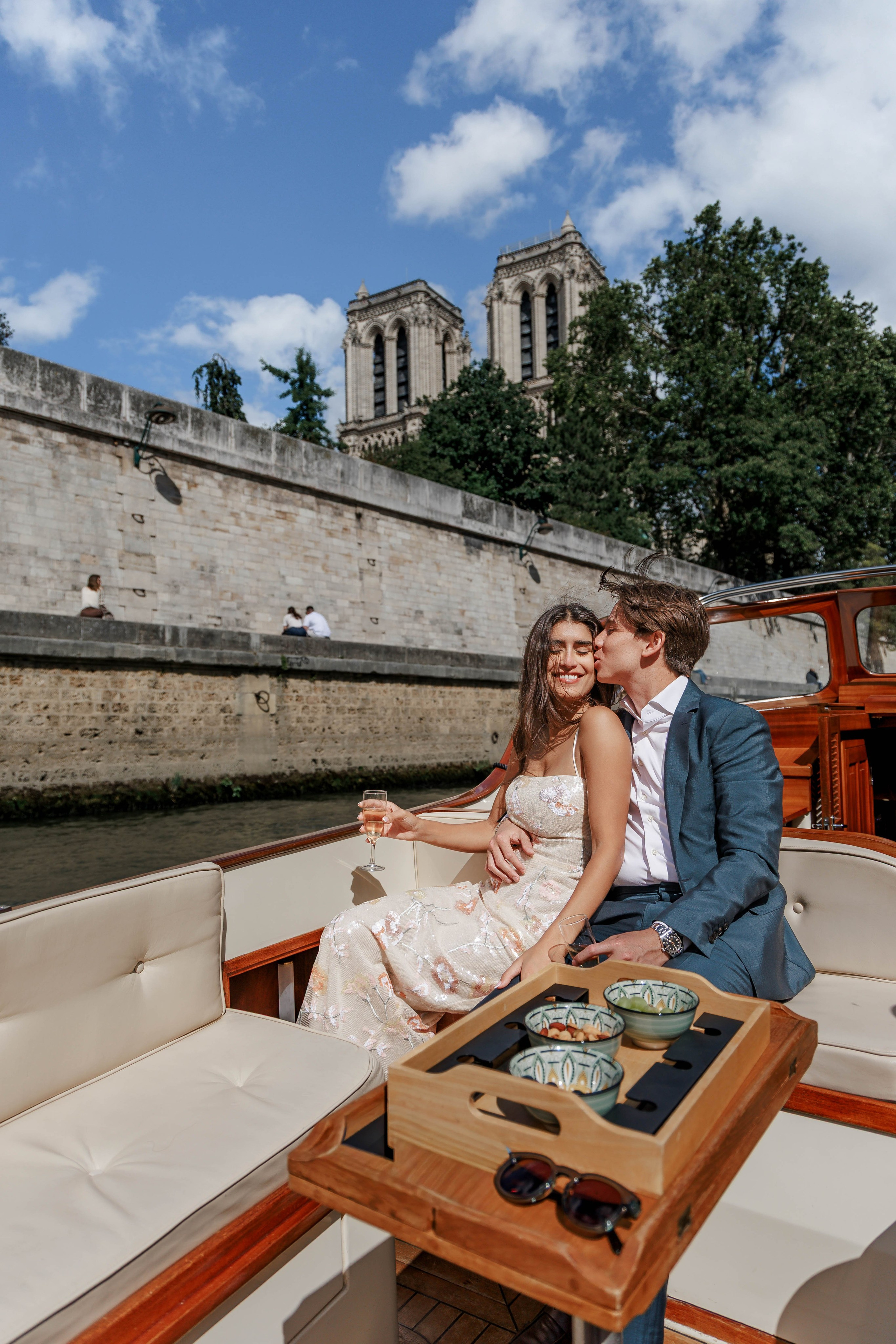 A Luxury Surprise Proposal on a Boat in Paris: Photo, Video & Champagne. Photographe à Paris