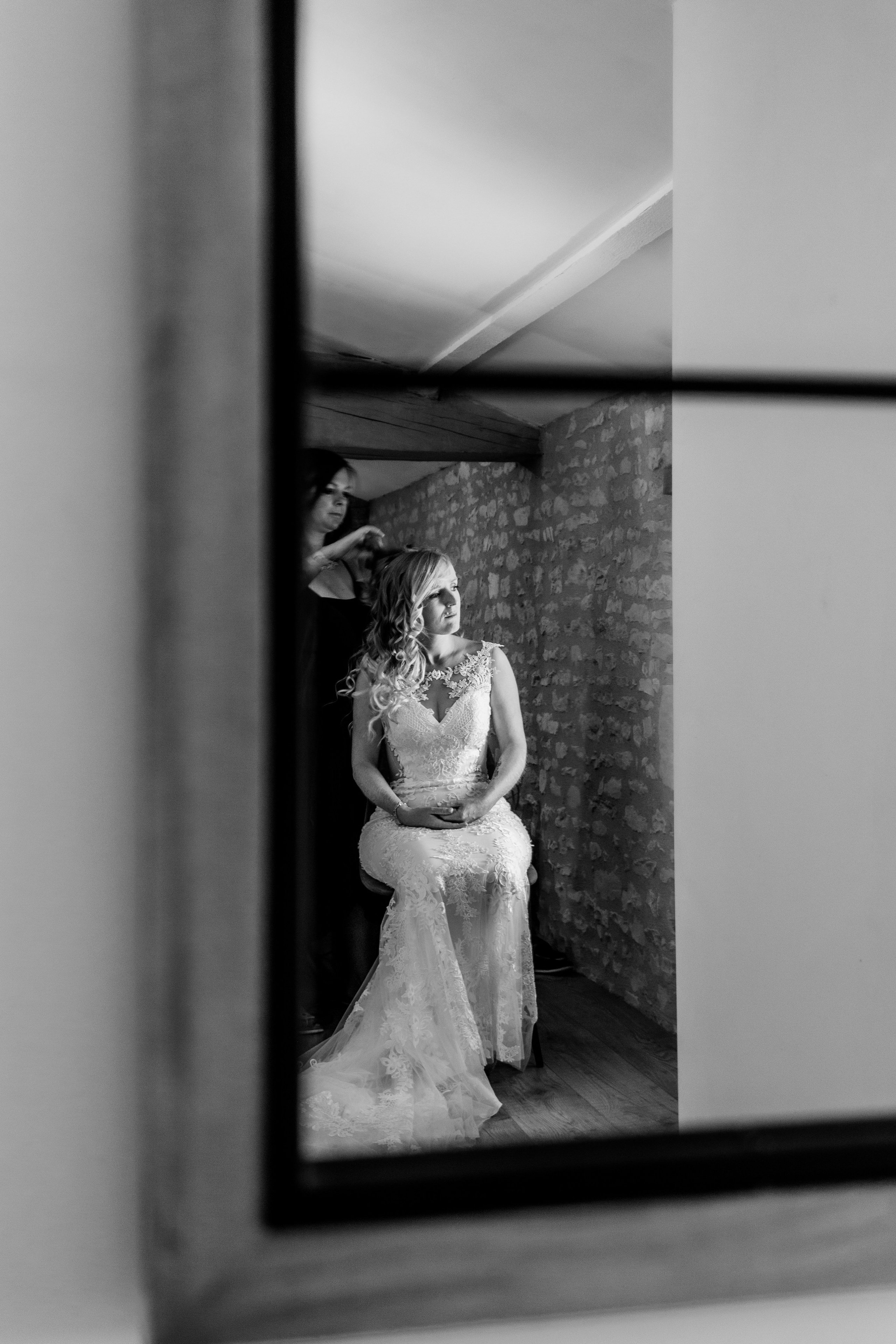 Portrait des mariées pendant les préparatifs, reportage photo de mariage LGBTQ+