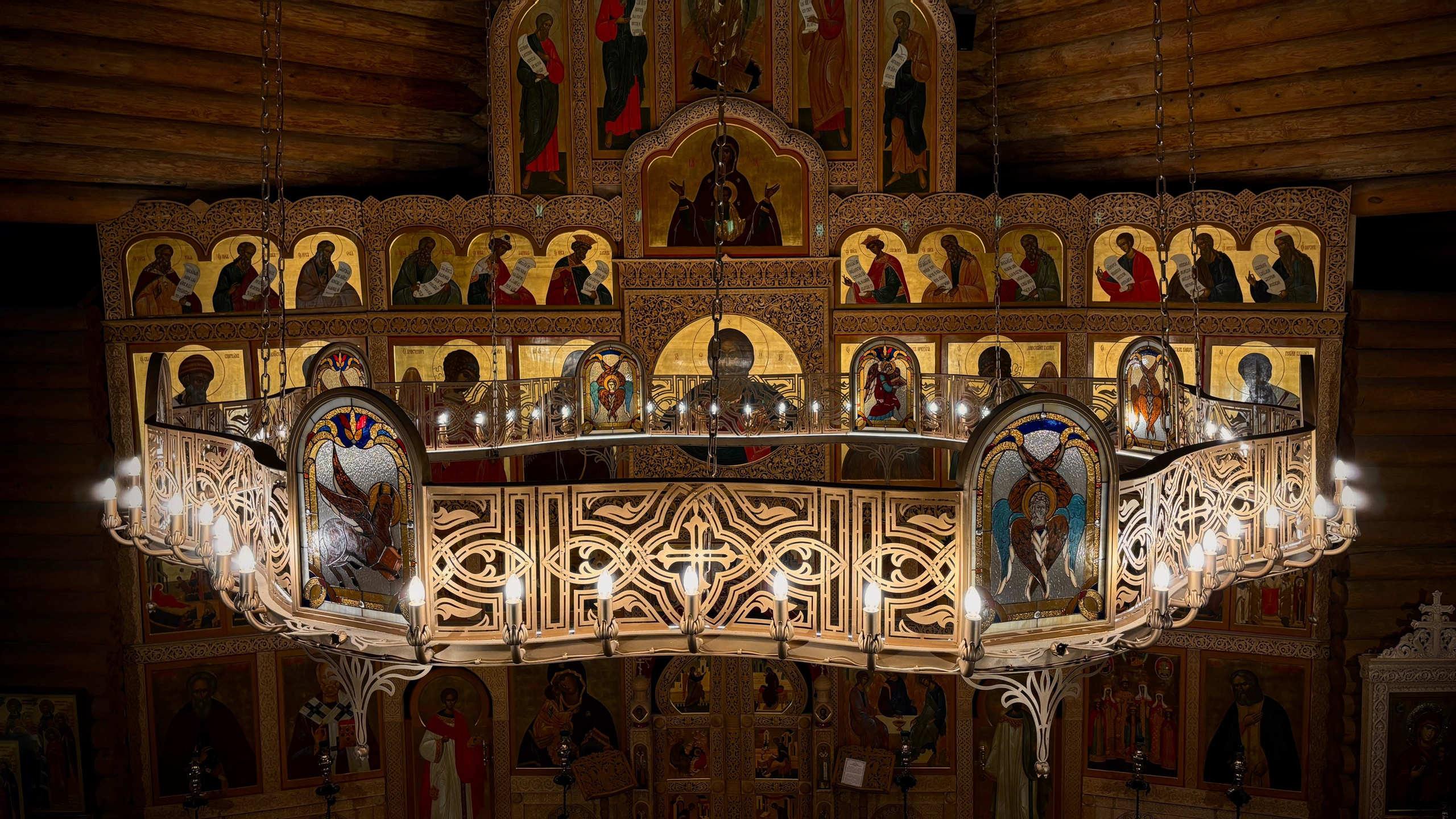 Хорос для храма Святой Троицы Прихода в честь Всех Святых в городе Минске Минской Епархии Белорусской Православной Церкви. 2022-2023. Сталь, худож. ковка, лазерная резка, сварка, витражи Анна Авгуль Магия витража.