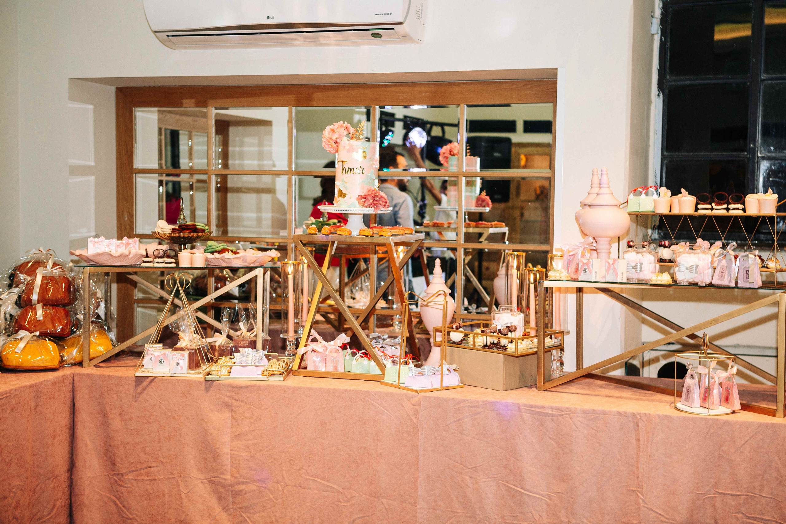 PARTY IN A RESTAURANT WITH THE WHOLE FAMILY. Https://shi-photo.com/