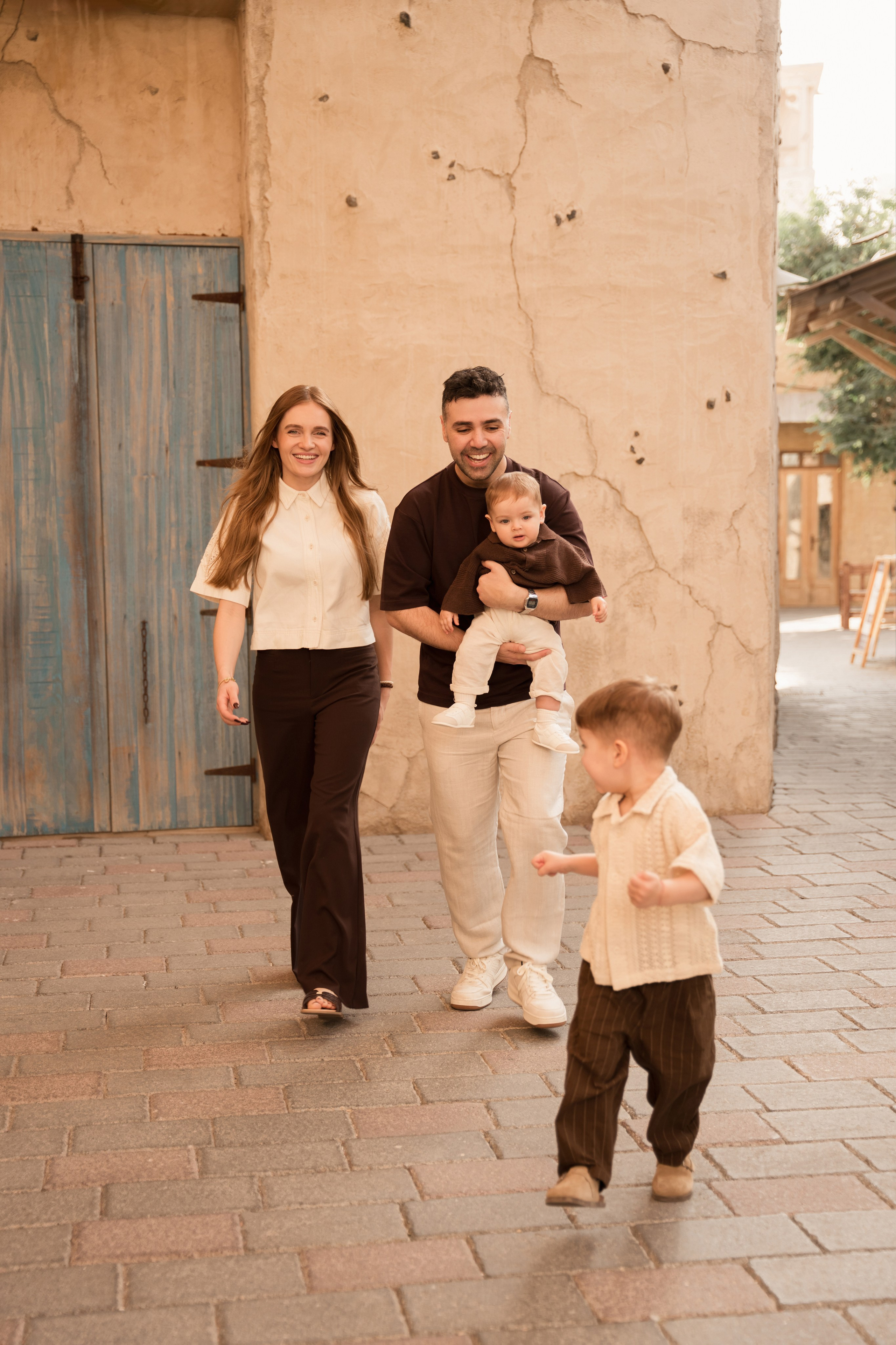 Old Town walk. Angela Iakovleva — Family Photographer in Dubai