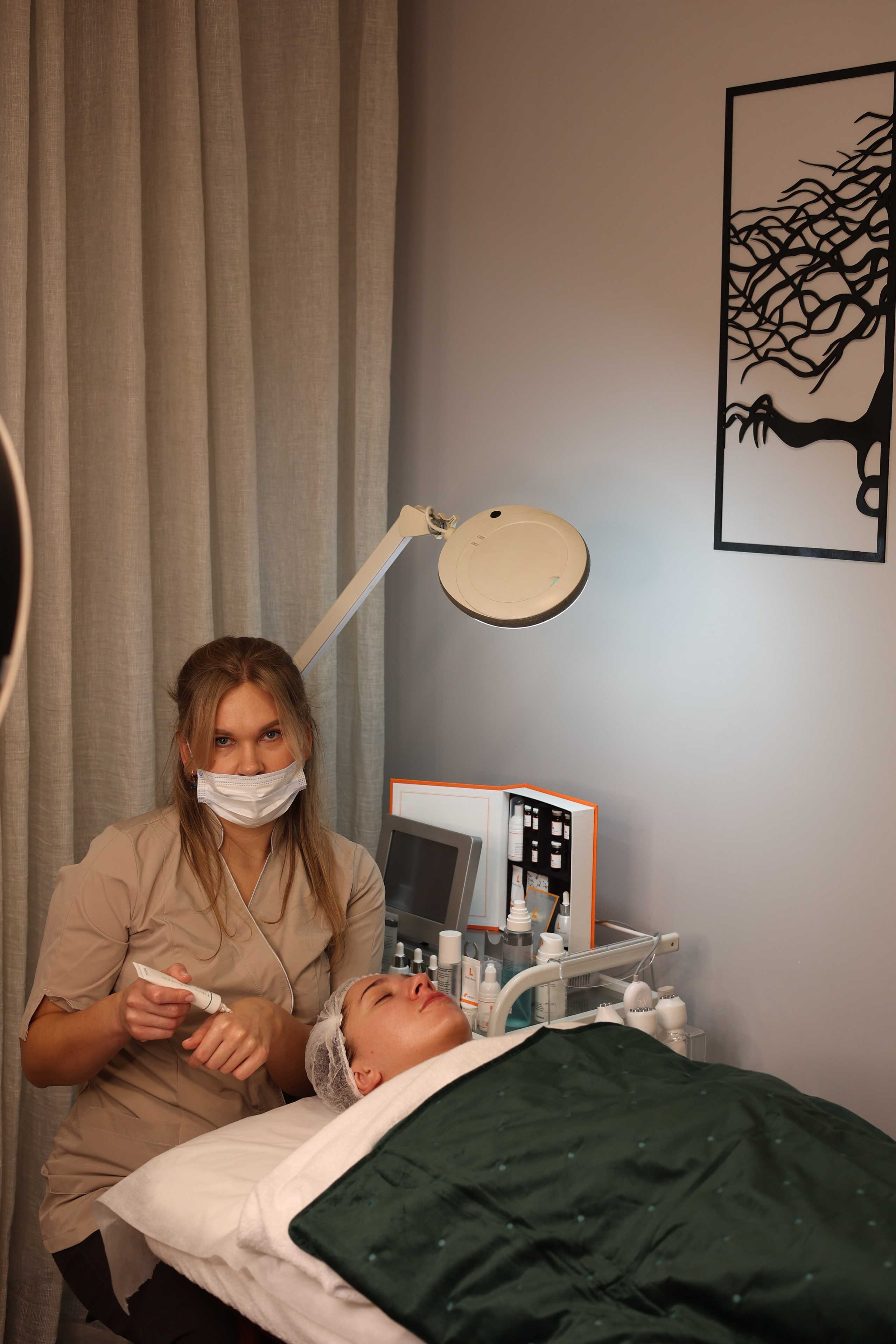 COSMETOLOGIST — Diana. Main