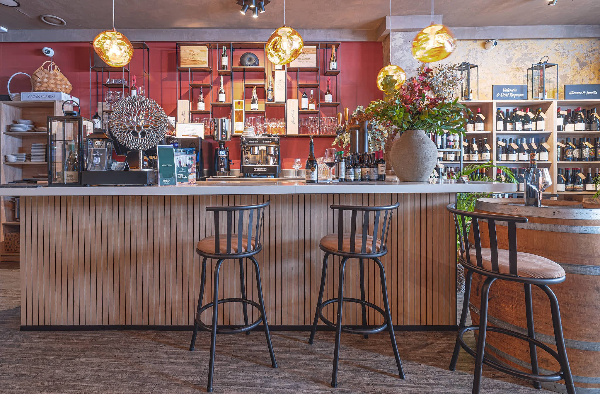 Zona de bar con taburetes altos e iluminación en un restaurante en Valencia