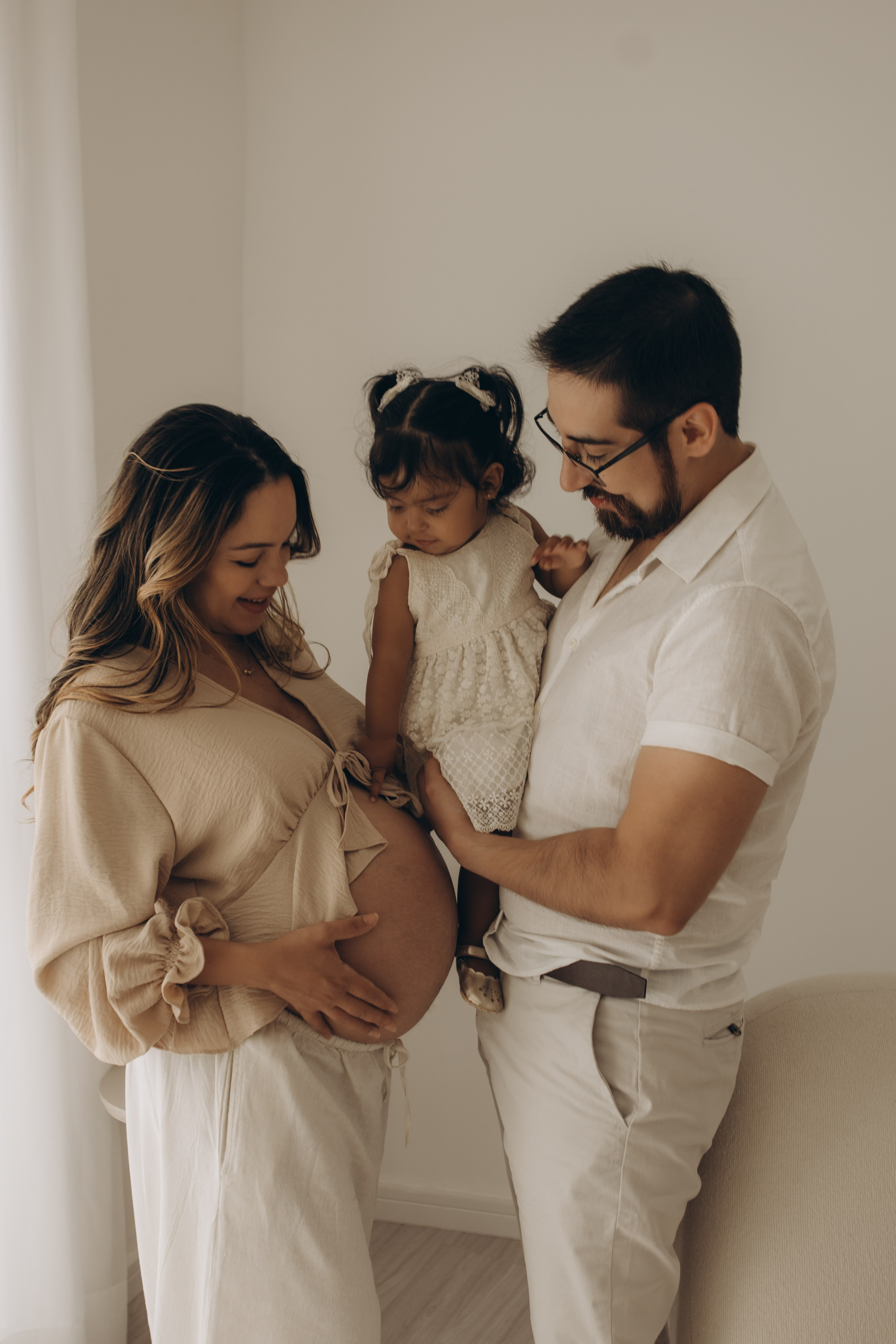 ensaio gestante em estúdio com casal e filhos em Sorocaba