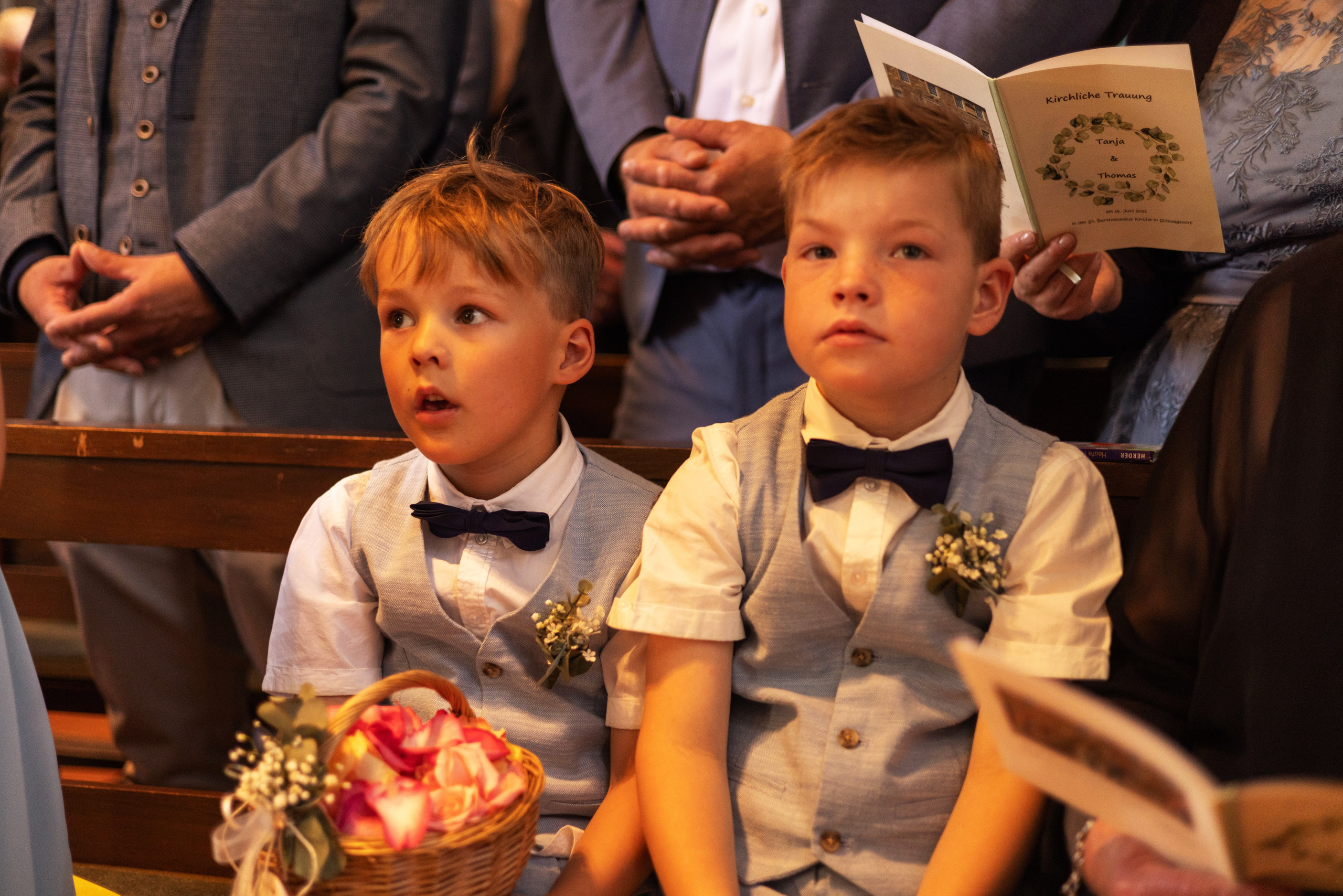 Detailaufnahme aus dem Hochzeitsvideo: Braut und Bräutigam am Altar der Schwagsdorfer Kirche