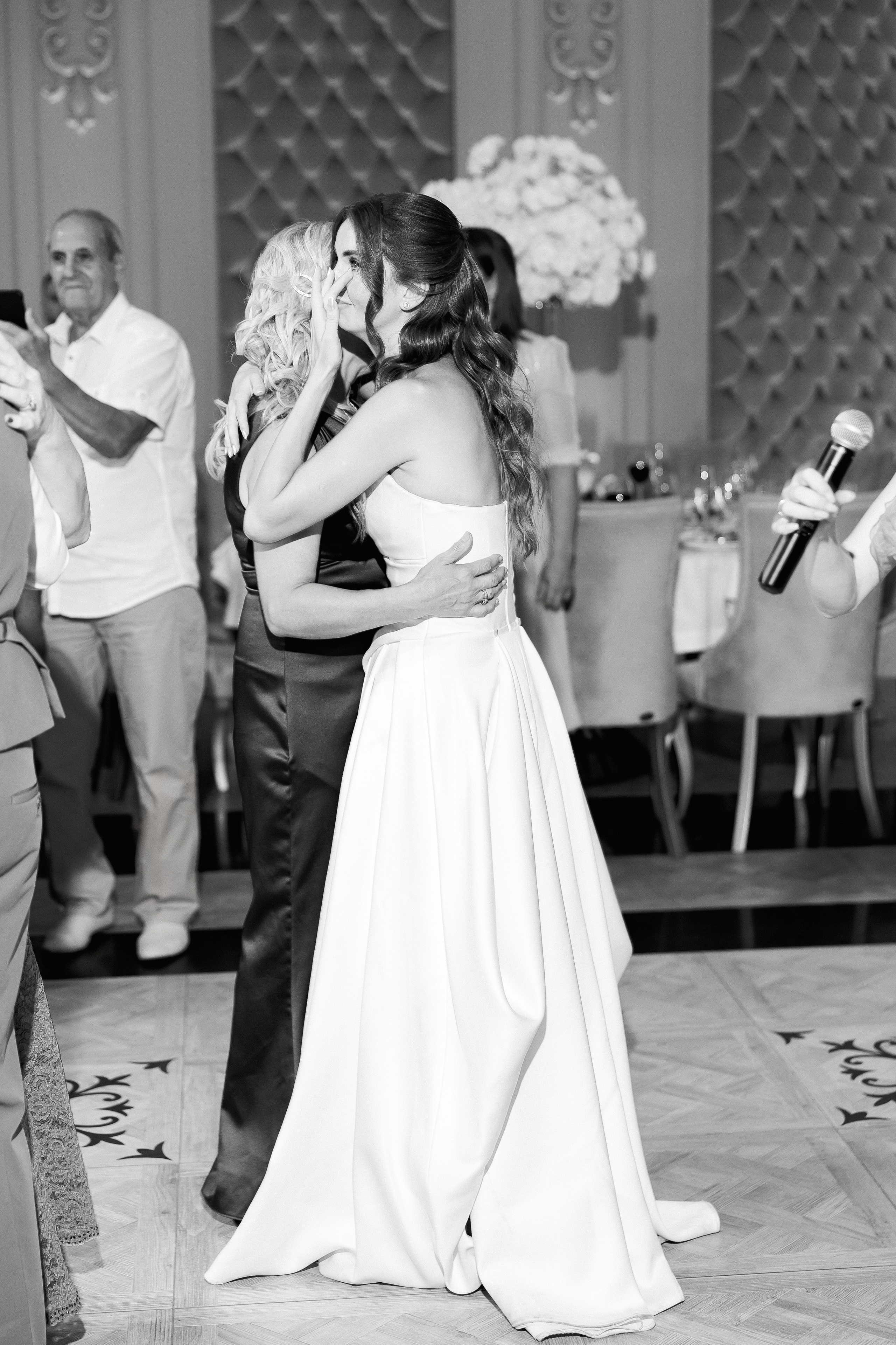 Eugen & Livia — Grand Elysee — Wedding Day. Servicii Foto și Video 067188353