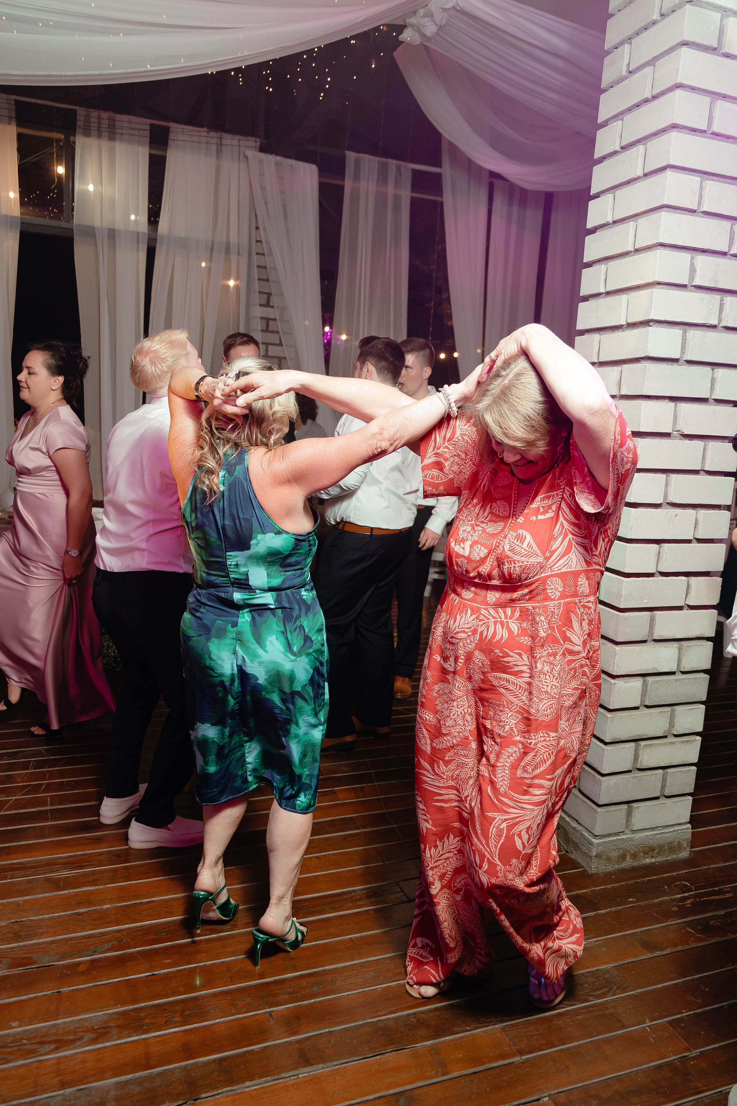 Thomas & Suyumbika. Главная