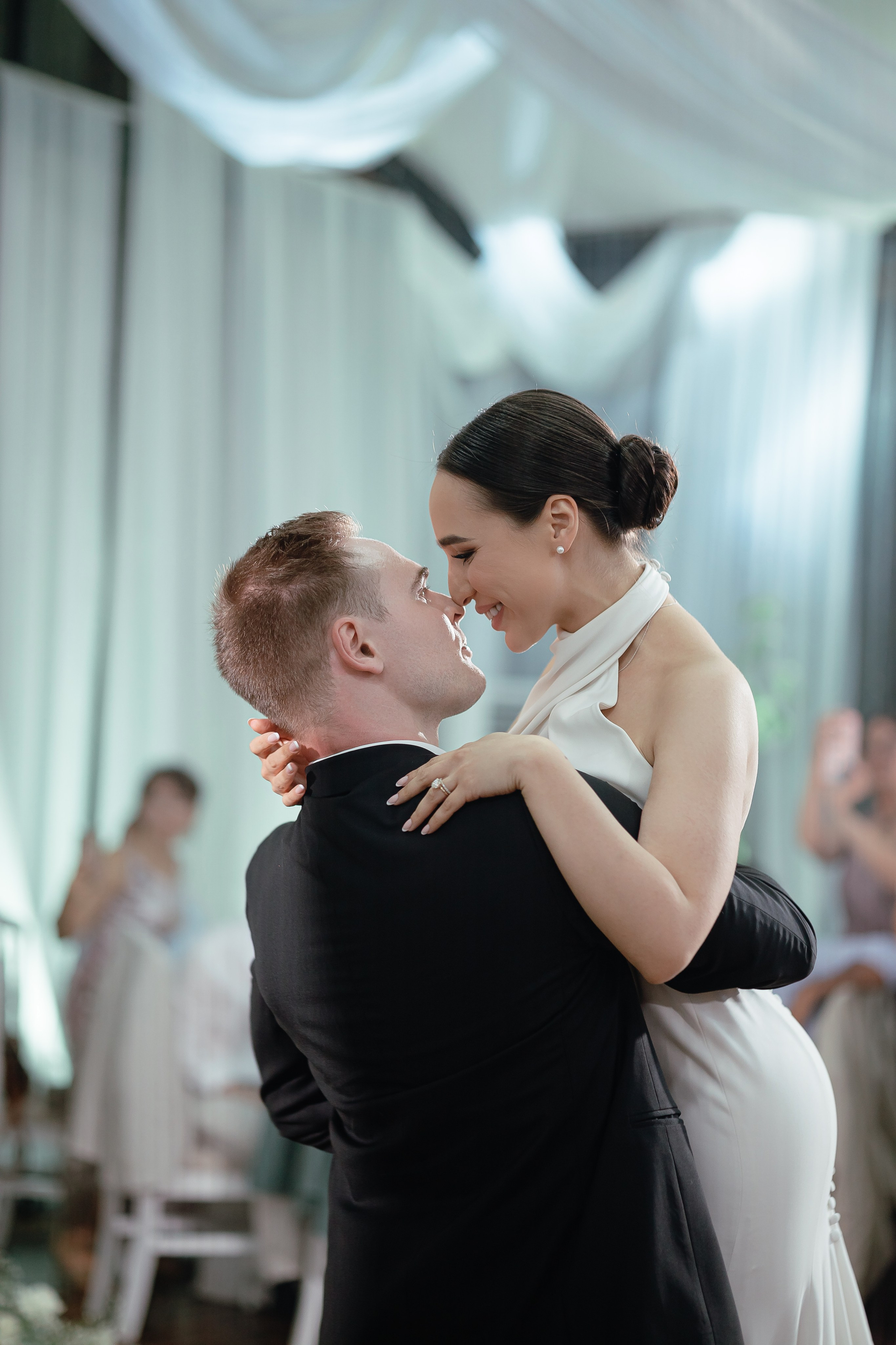 Thomas & Suyumbika. Главная