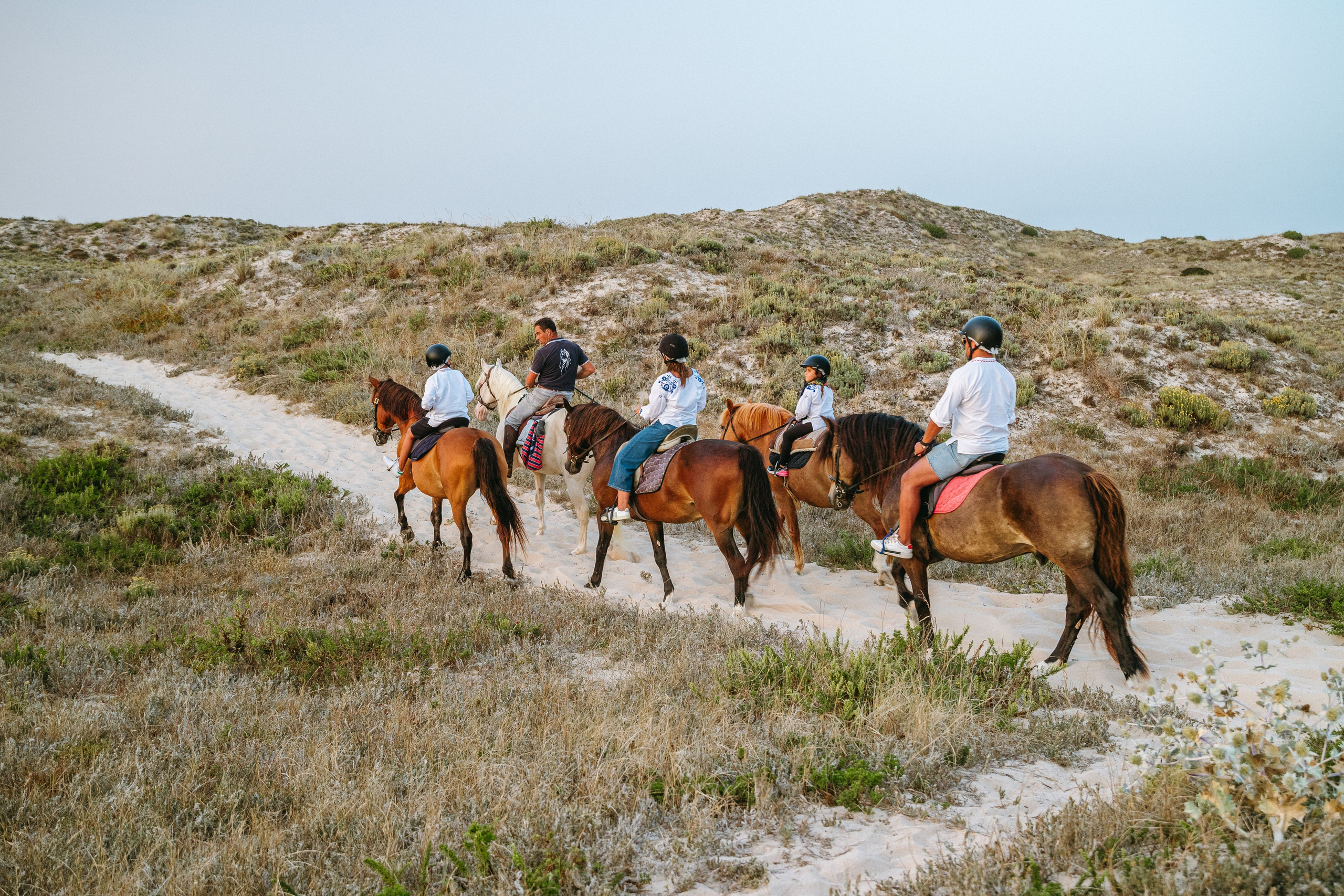 Marlene & Tiago com filhos. Passeios a Cavalo na Praia Peniche | Eco Salgados Agroturismo