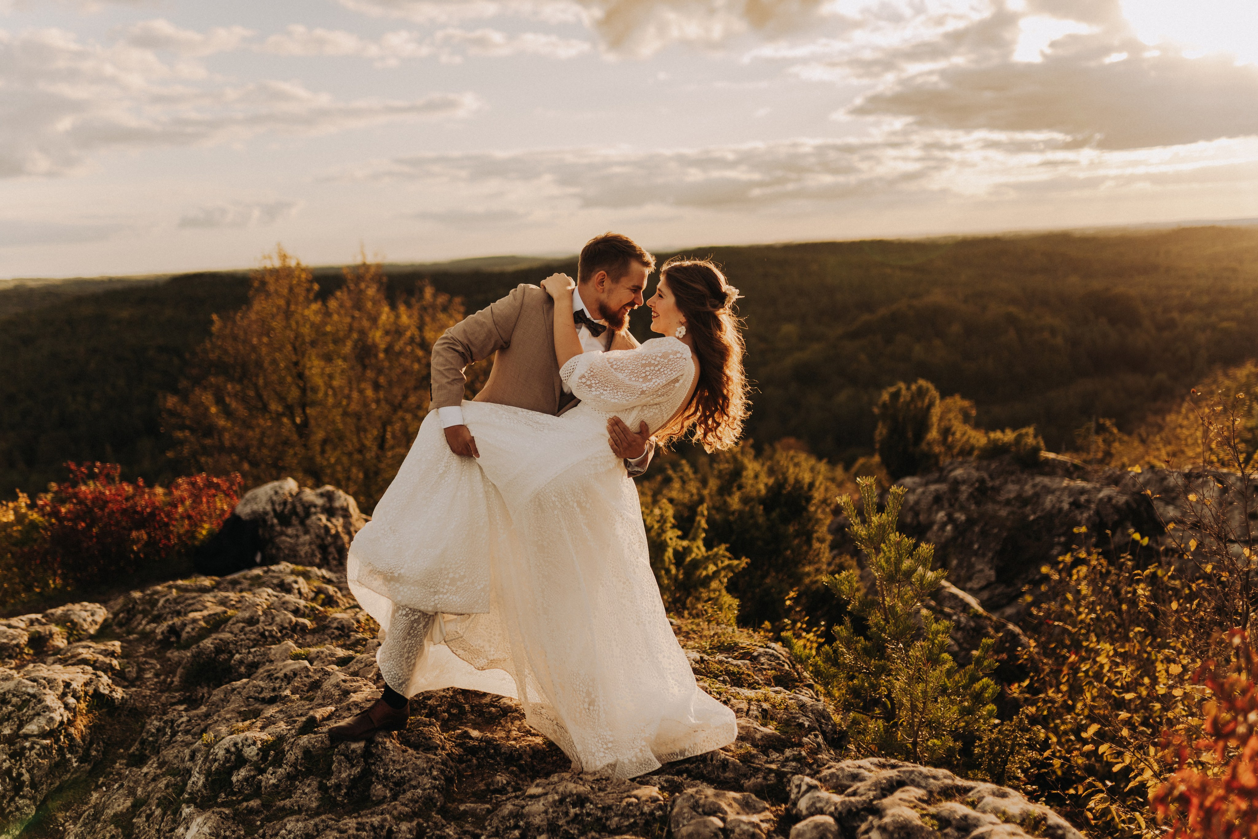 Intymny moment pary młodej na Górze Zborów