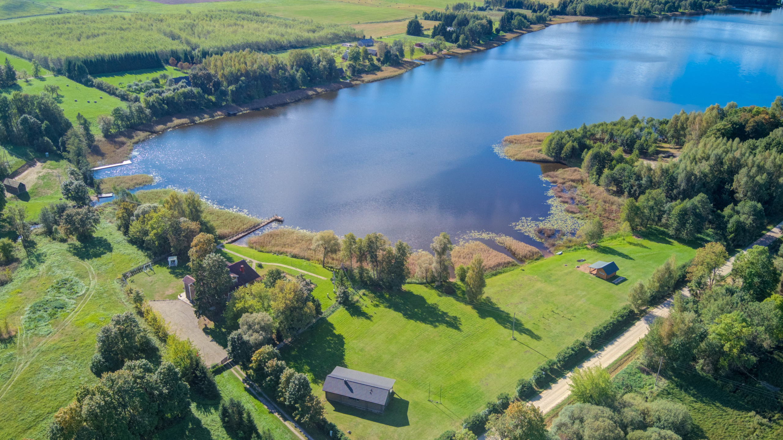 Sadyba Vinliaus r. prie ežero. Elina Sapiega fotografė Vilniuje