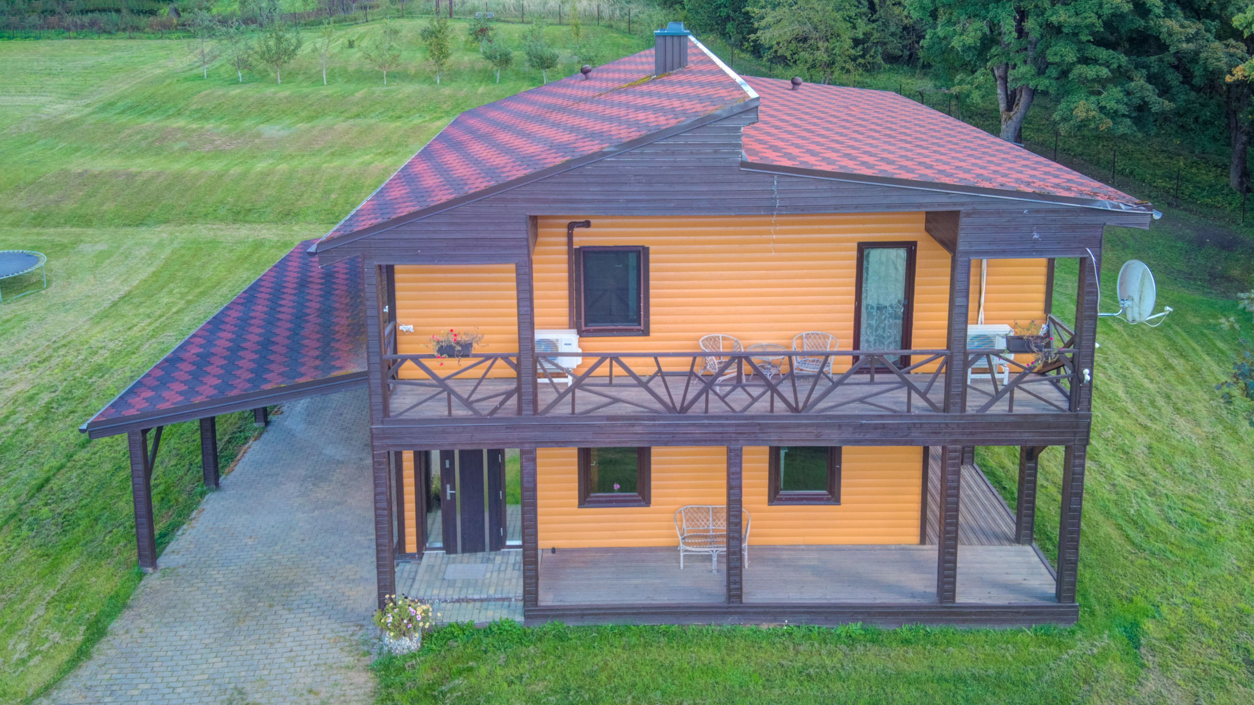 Sadyba Vinliaus r. prie ežero. Elina Sapiega fotografė Vilniuje