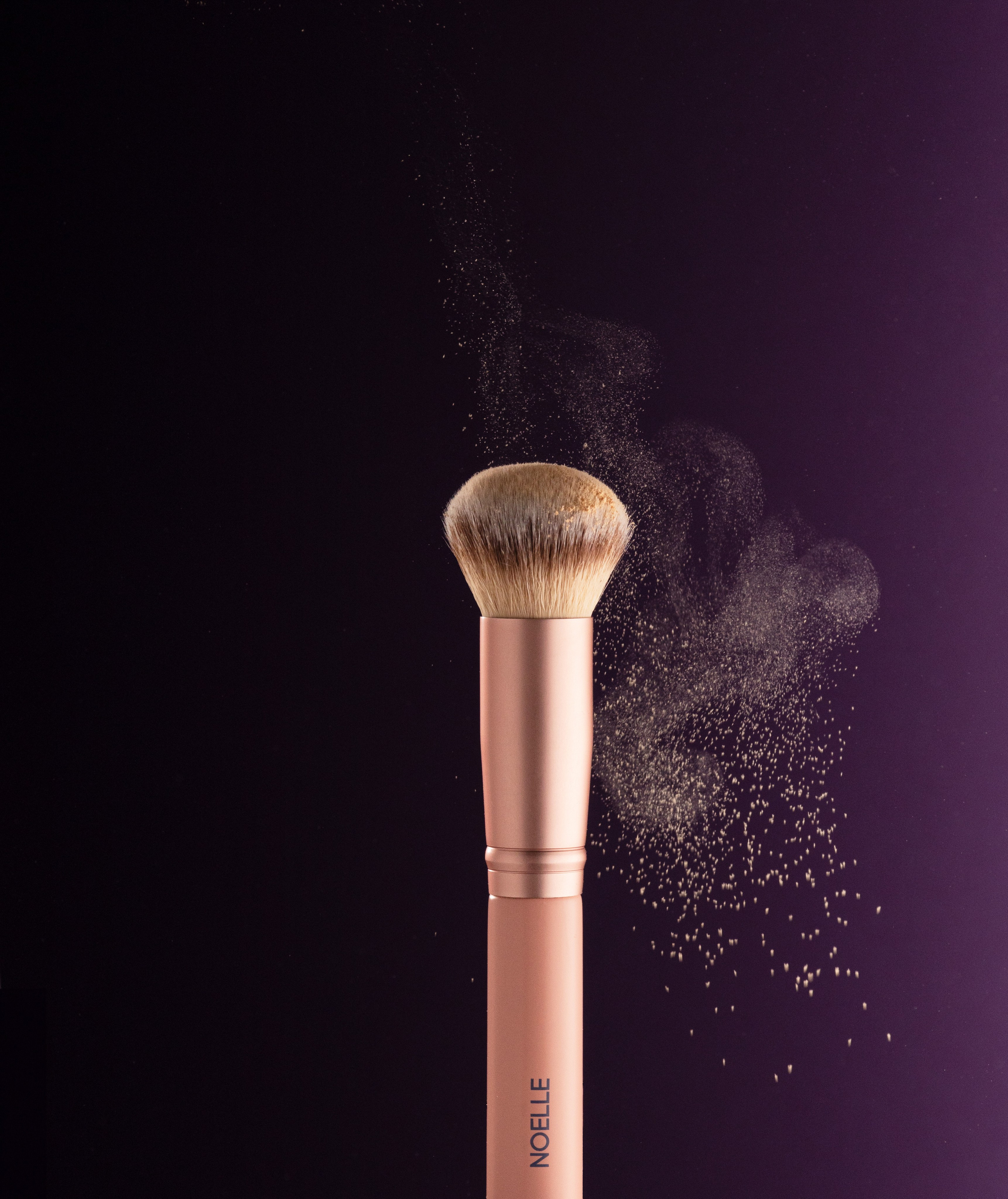 Make-up Pinsel mit fliegendem Puder, kreative Aufnahme für Print и Social Media