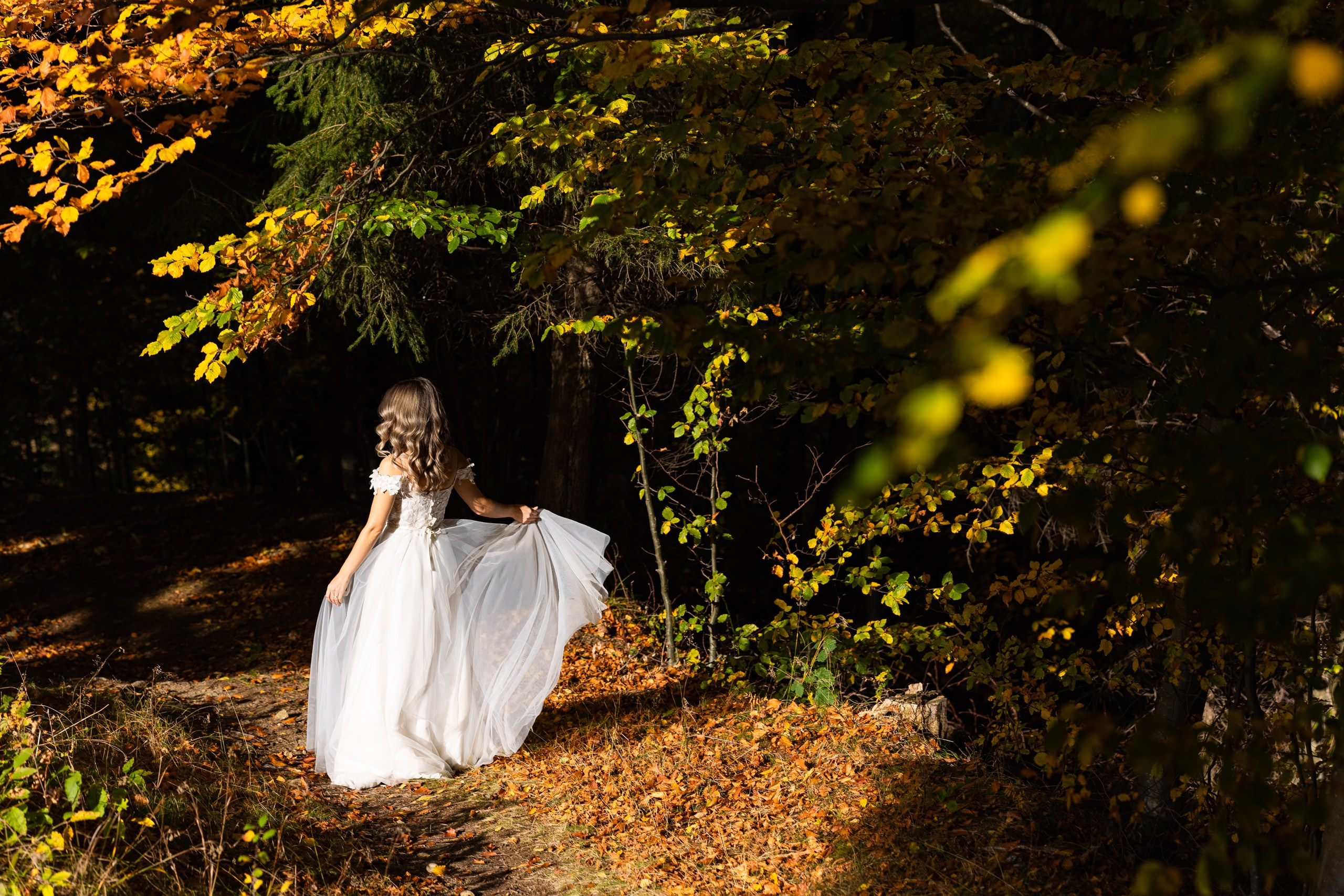 Sedinta foto Trash the dress/After wedding la munte. Fotograf nunta Bucuresti - Manu Ivanciu