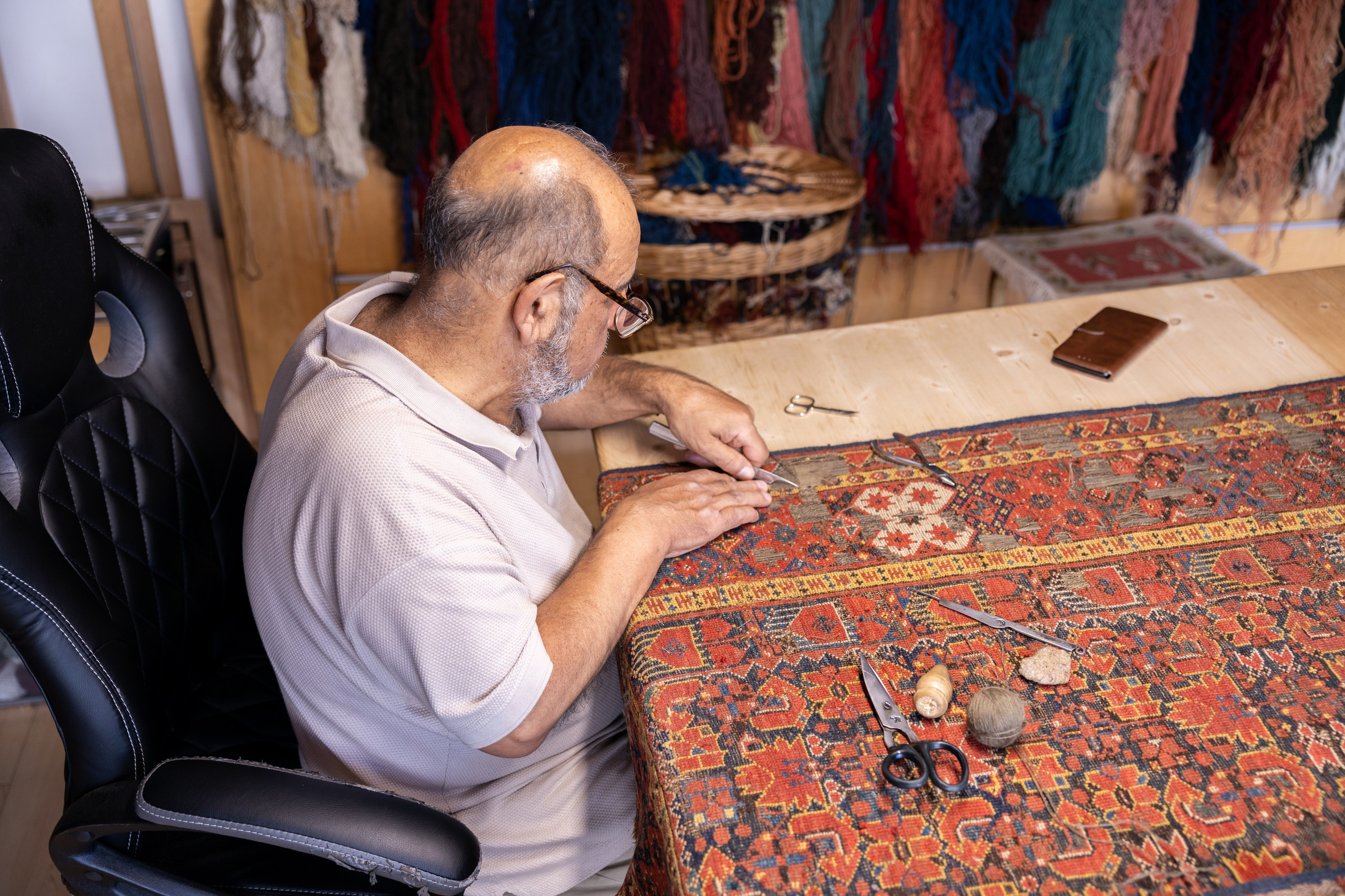 Teppichrestaurator, Salzburg, 2024. Guzel Kolobova| Fotografin| Salzburg