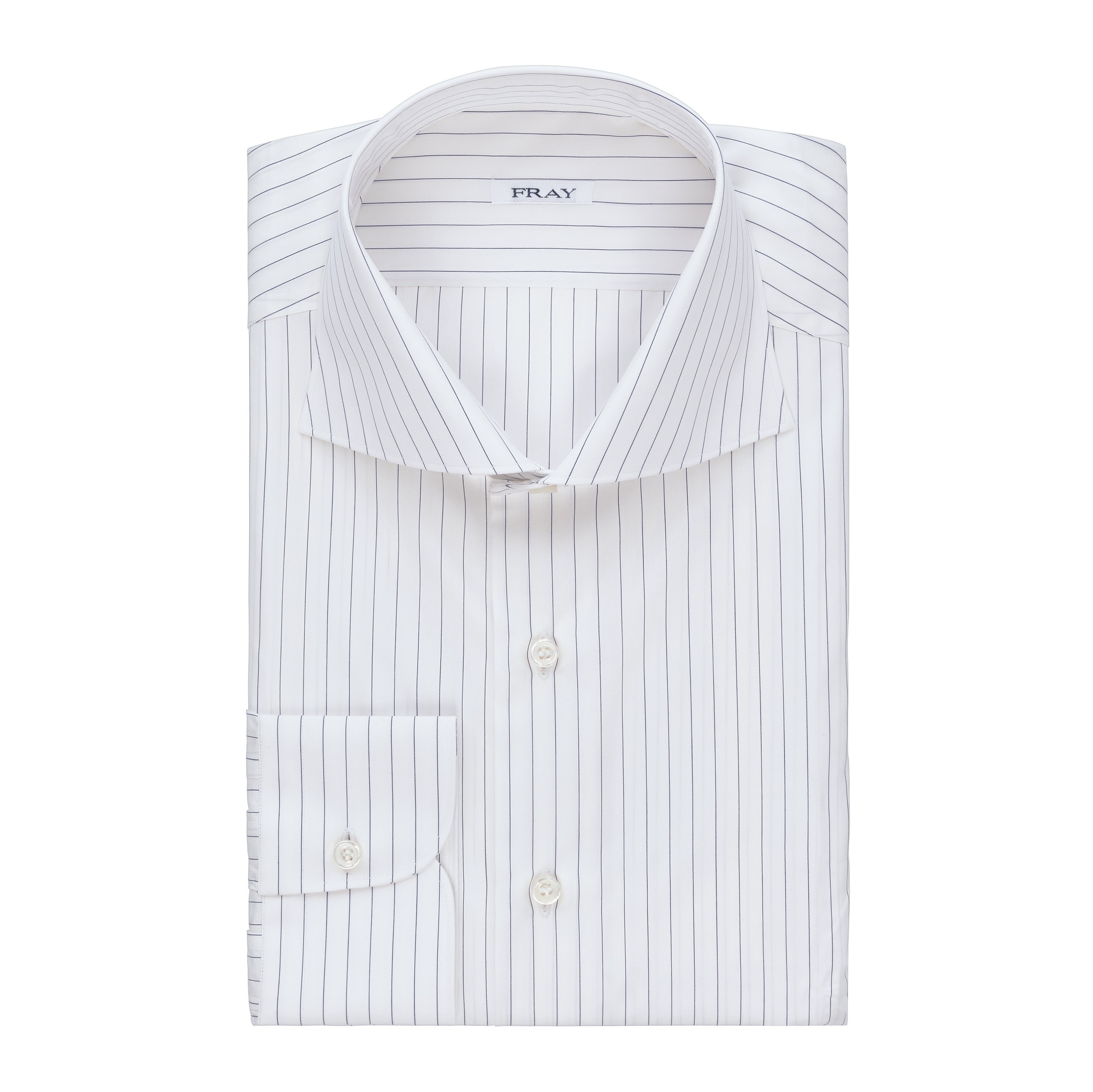 Produktfotografie Wien – Weißes Herrenhemd mit Streifen sauber gefaltet.