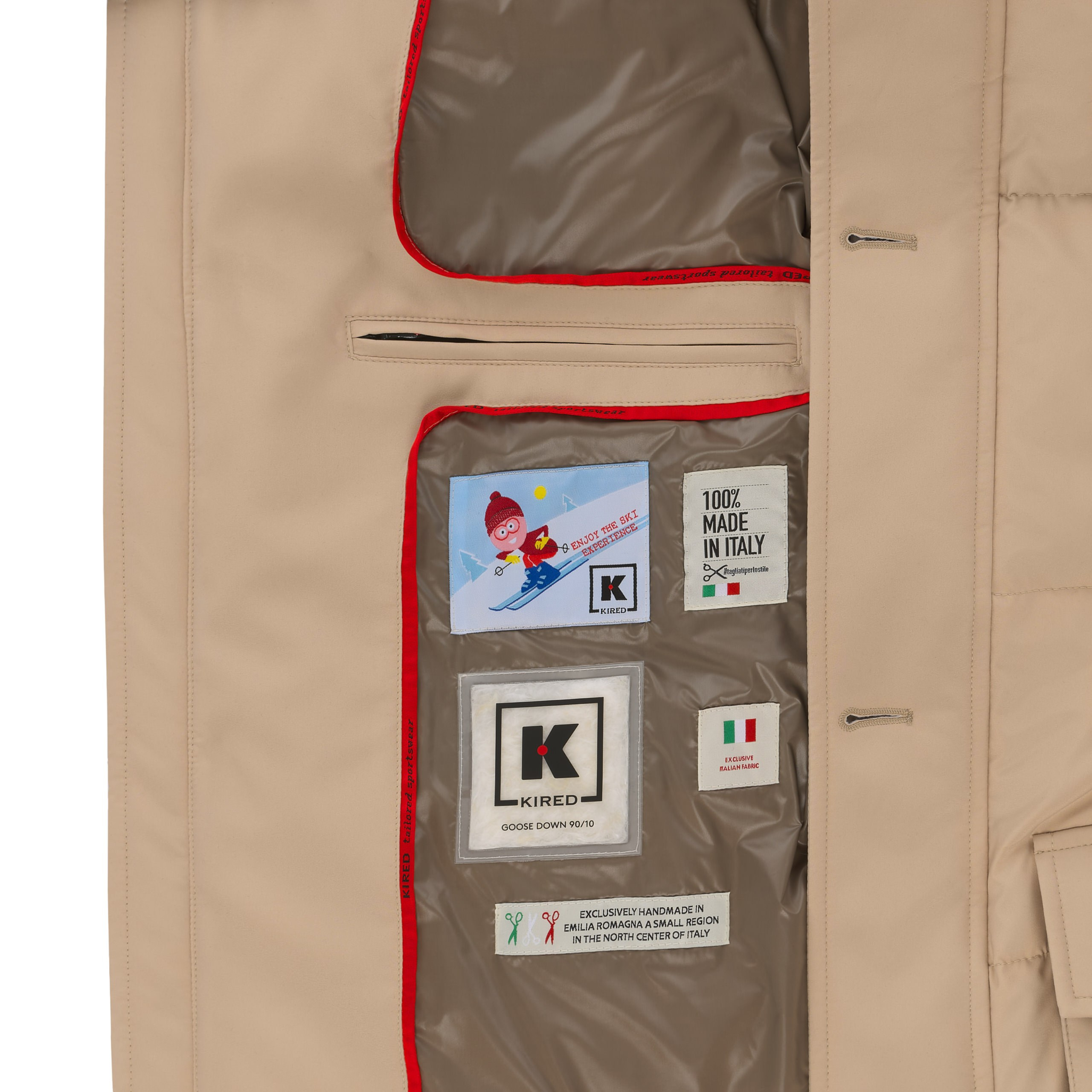 Detailaufnahme – Innenetiketten und Futter mit roten Kontrastnähten der KIRED-Jacke.