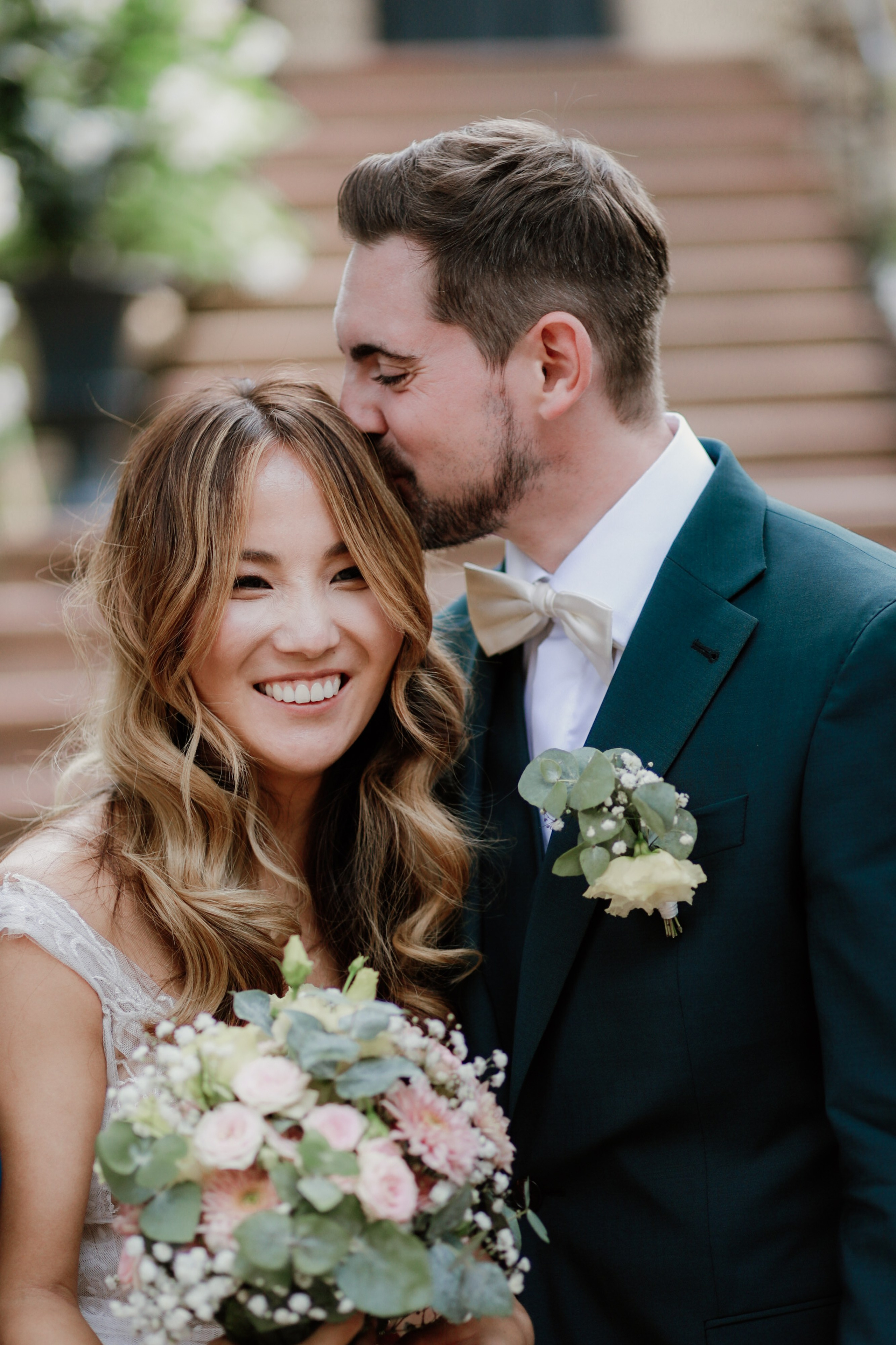 Natürliche Paarfotos im Morrhof mit mediterraner Architektur 