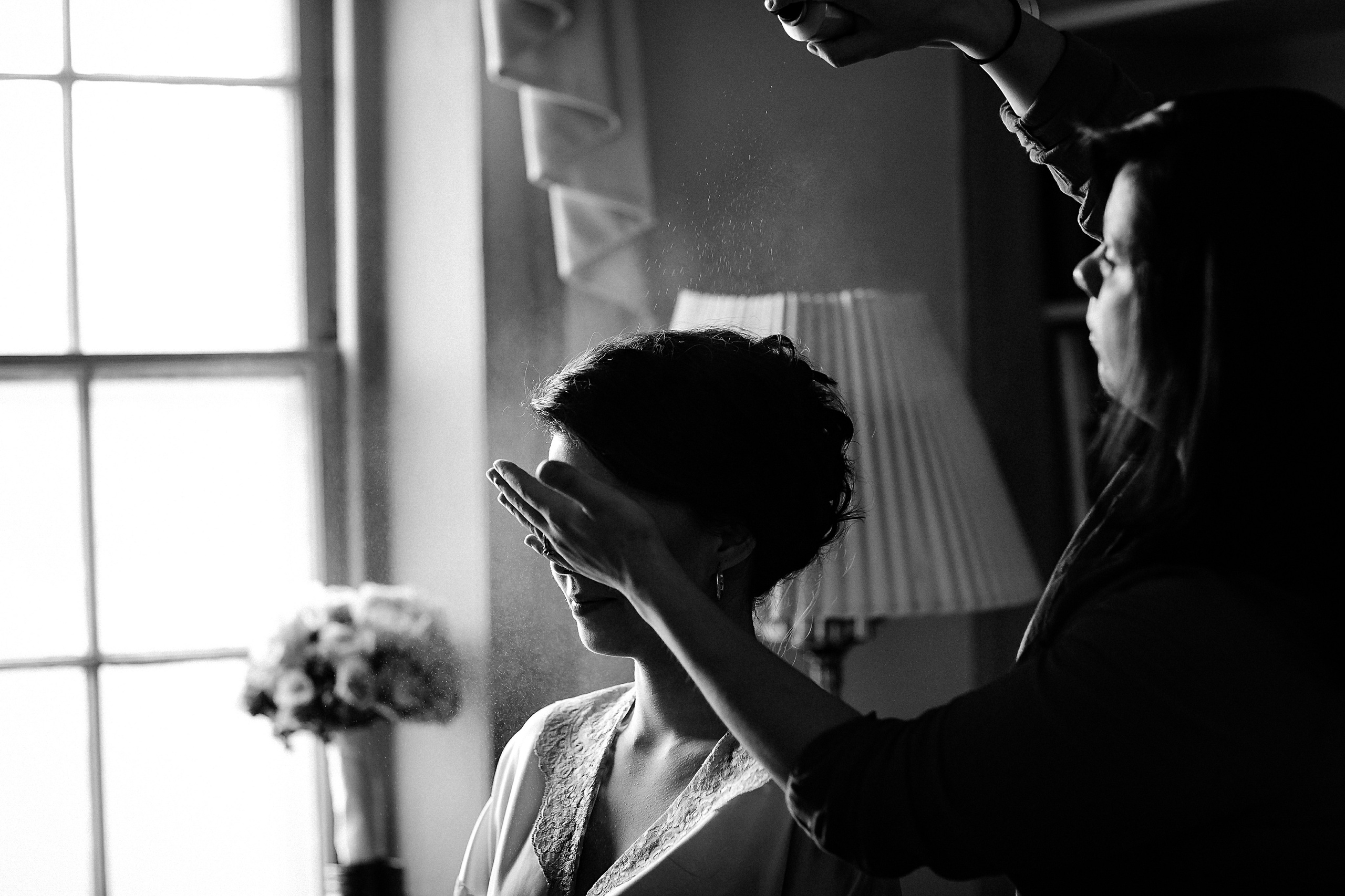 Фотограф в Ирландии Дублин свадьба утро фотки лучший топ свадебный красивая невеста зеркало приготовление утро лак волосы