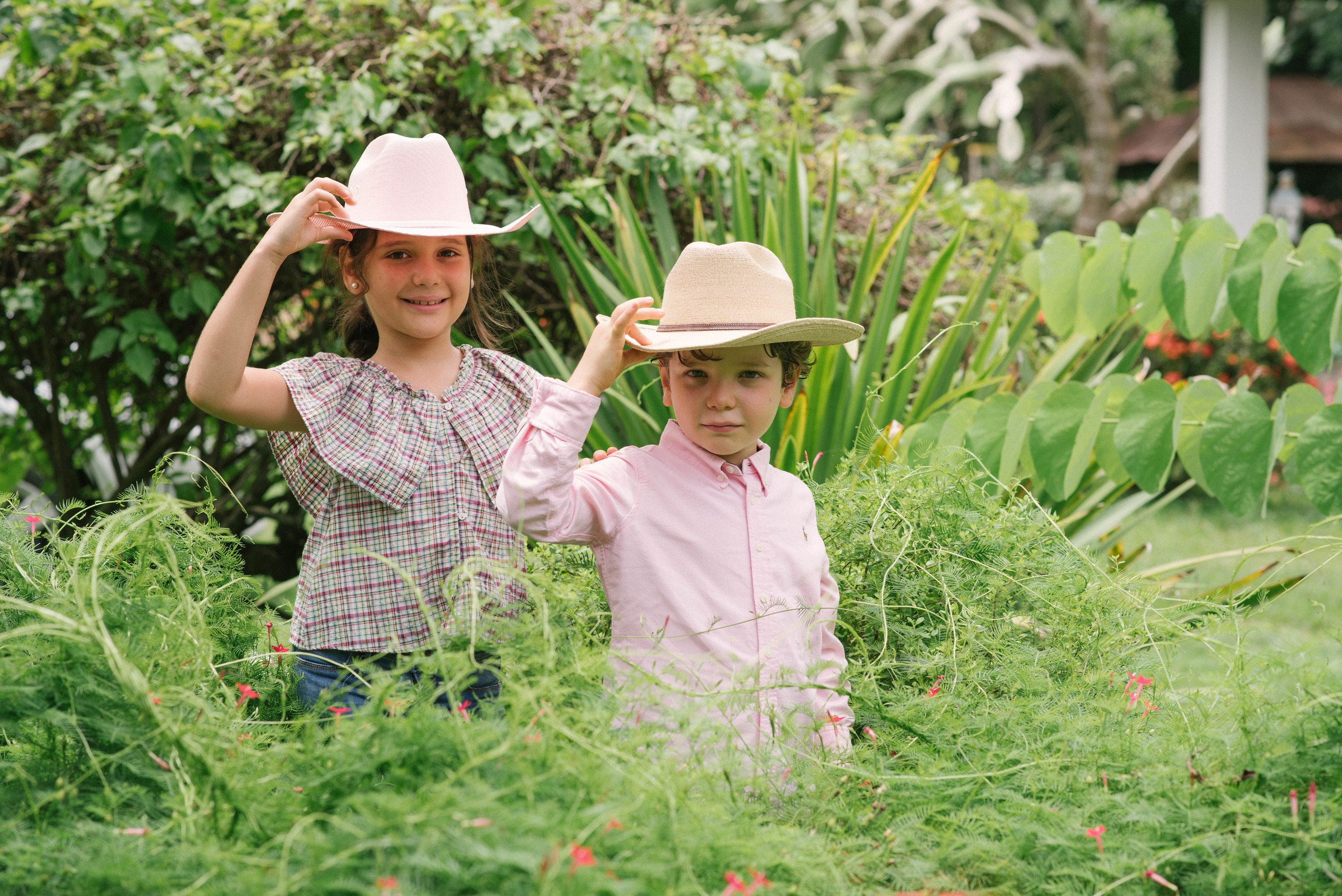 Hermosa familia en el campo. Fotógrafo familiar, retratos. Panamá, Chiriqui. Ruslán Rusakóv