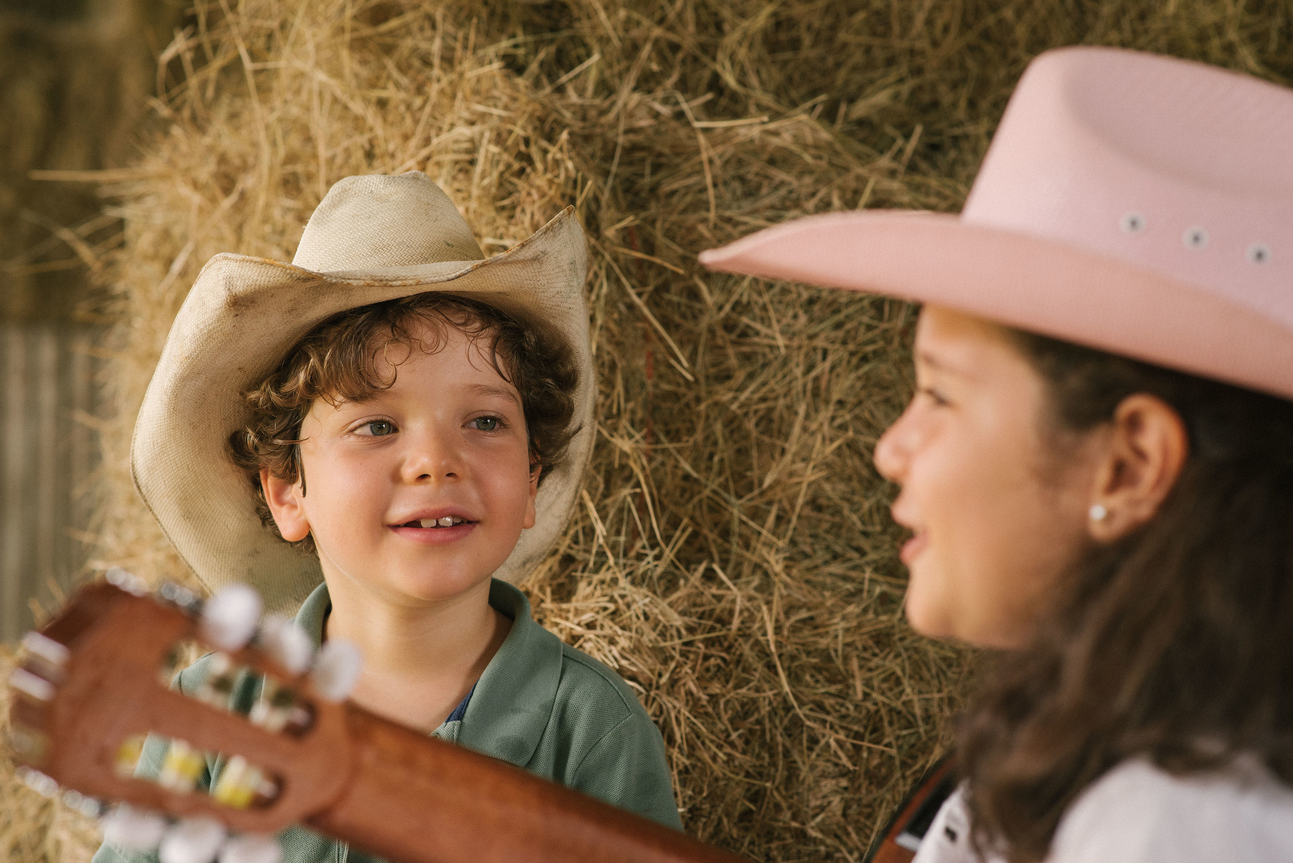 Hermosa familia en el campo. Fotógrafo familiar, retratos. Panamá, Chiriqui. Ruslán Rusakóv