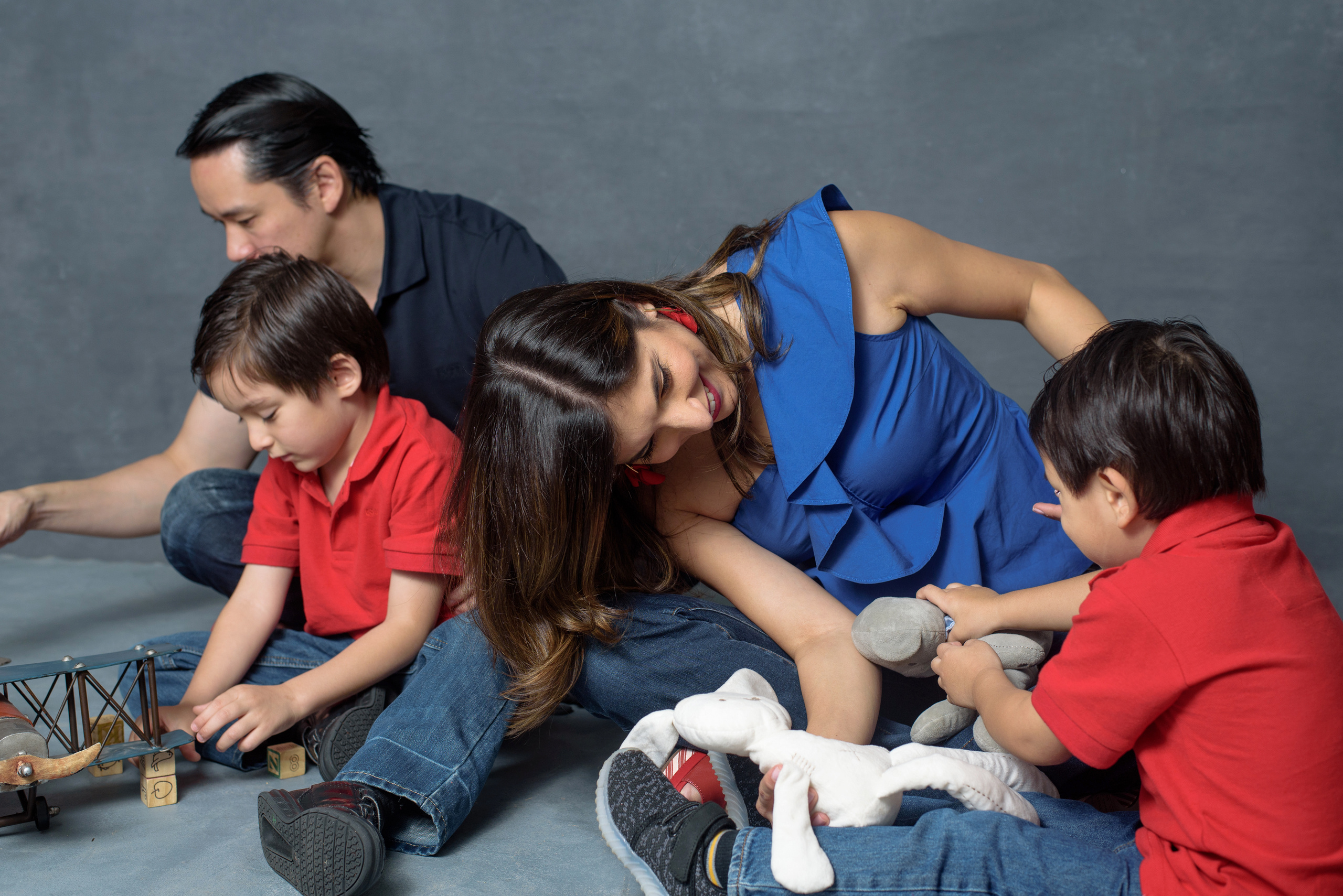 Hermanos en estudio. Fotógrafo familiar, retratos. Panamá, Chiriqui. Ruslán Rusakóv