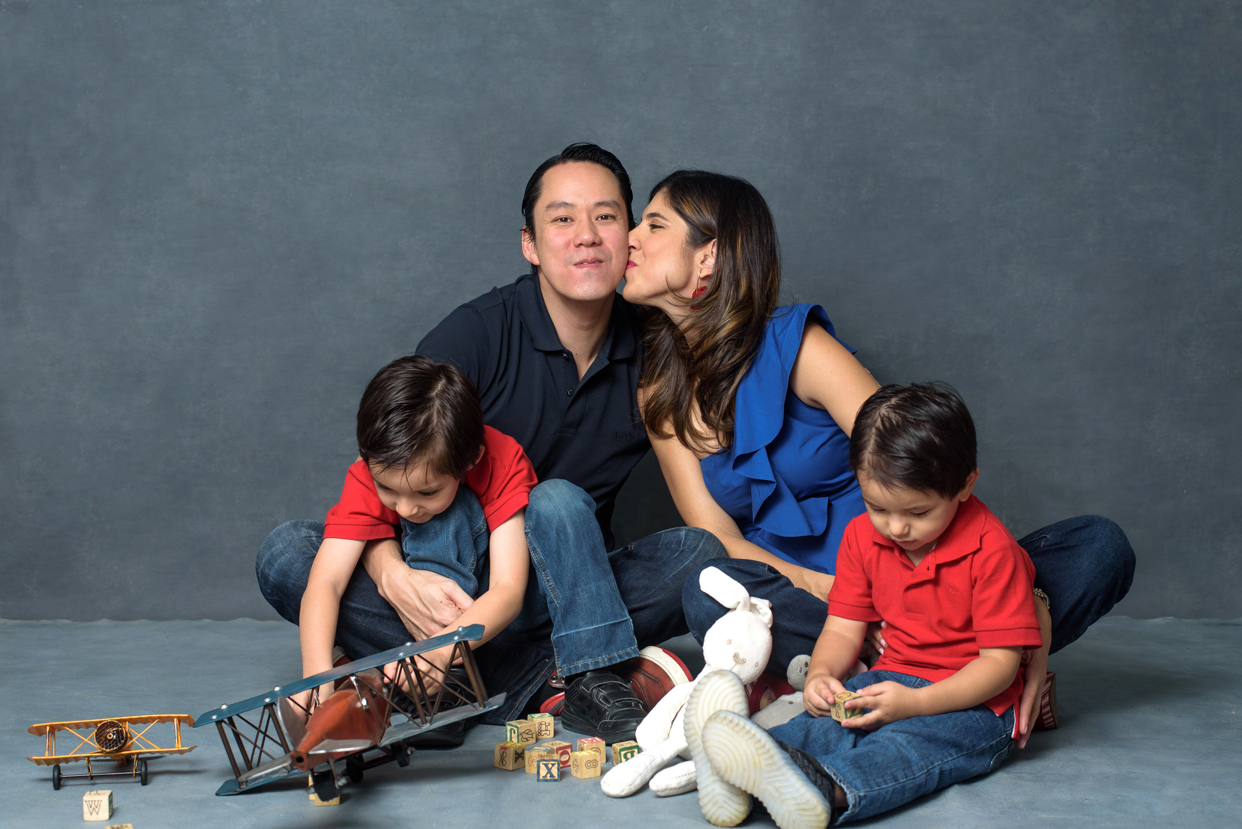 Hermanos en estudio. Fotógrafo familiar, retratos. Panamá, Chiriqui. Ruslán Rusakóv